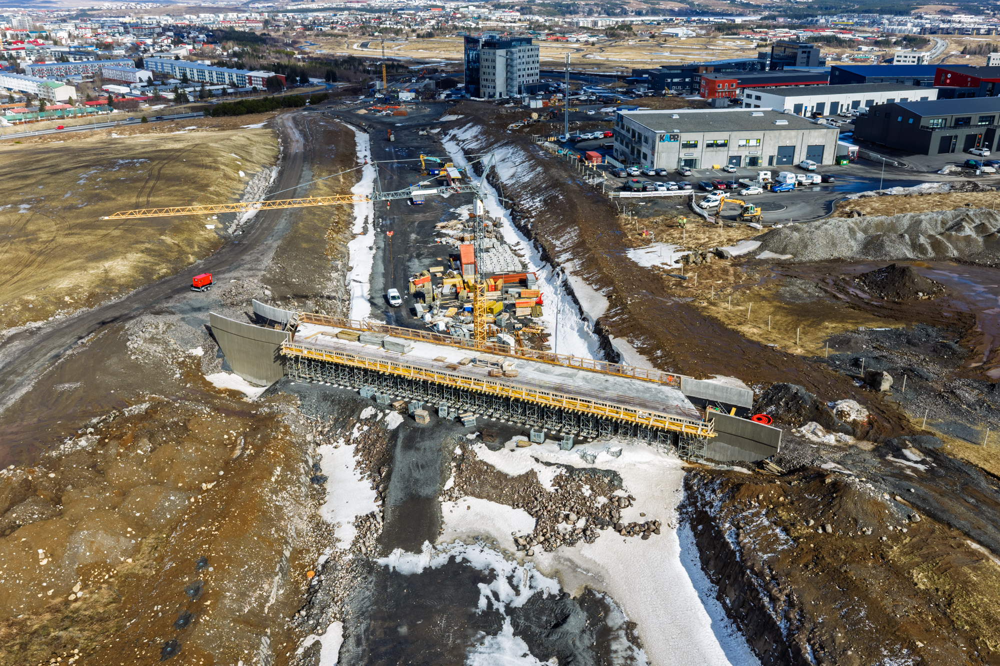 Ný göngubrú er í smíðum yfir Arnarnesveg, til móts við Turnahvarf. Búið er að steypa brúardekkið.