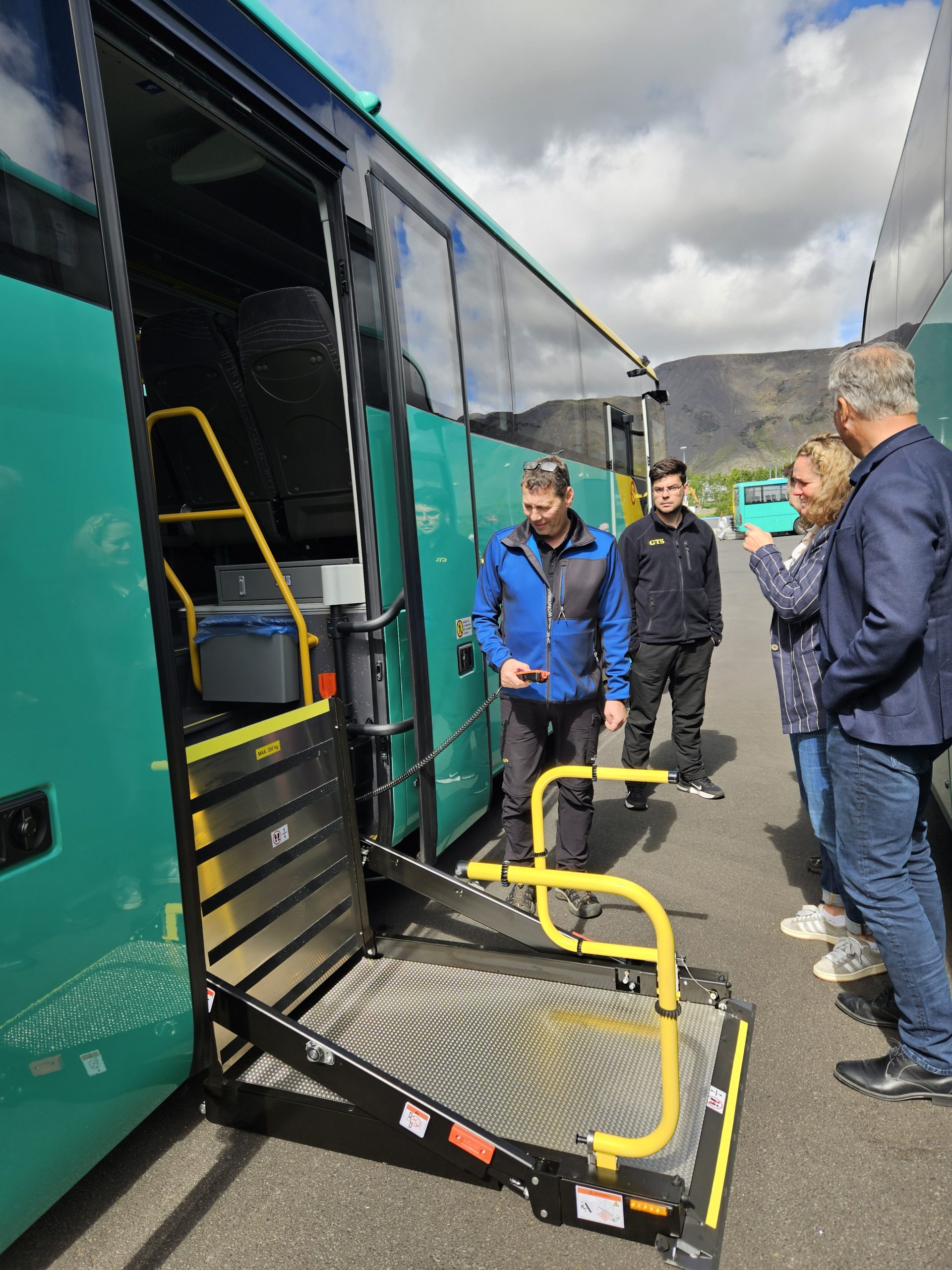 Vagn útbúinn hjólastólalyftu