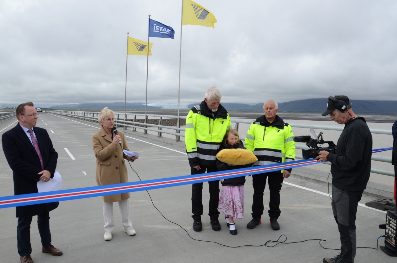 Ragnar Þór Ingólfsson, Bergþóra Þorkelsdóttir, heiðursmenn Þorleifur Olsen og Jón Kristófer Guðbjörnsson auk skæravarðarins Klöru Bjartar Þorseinsdóttur.
