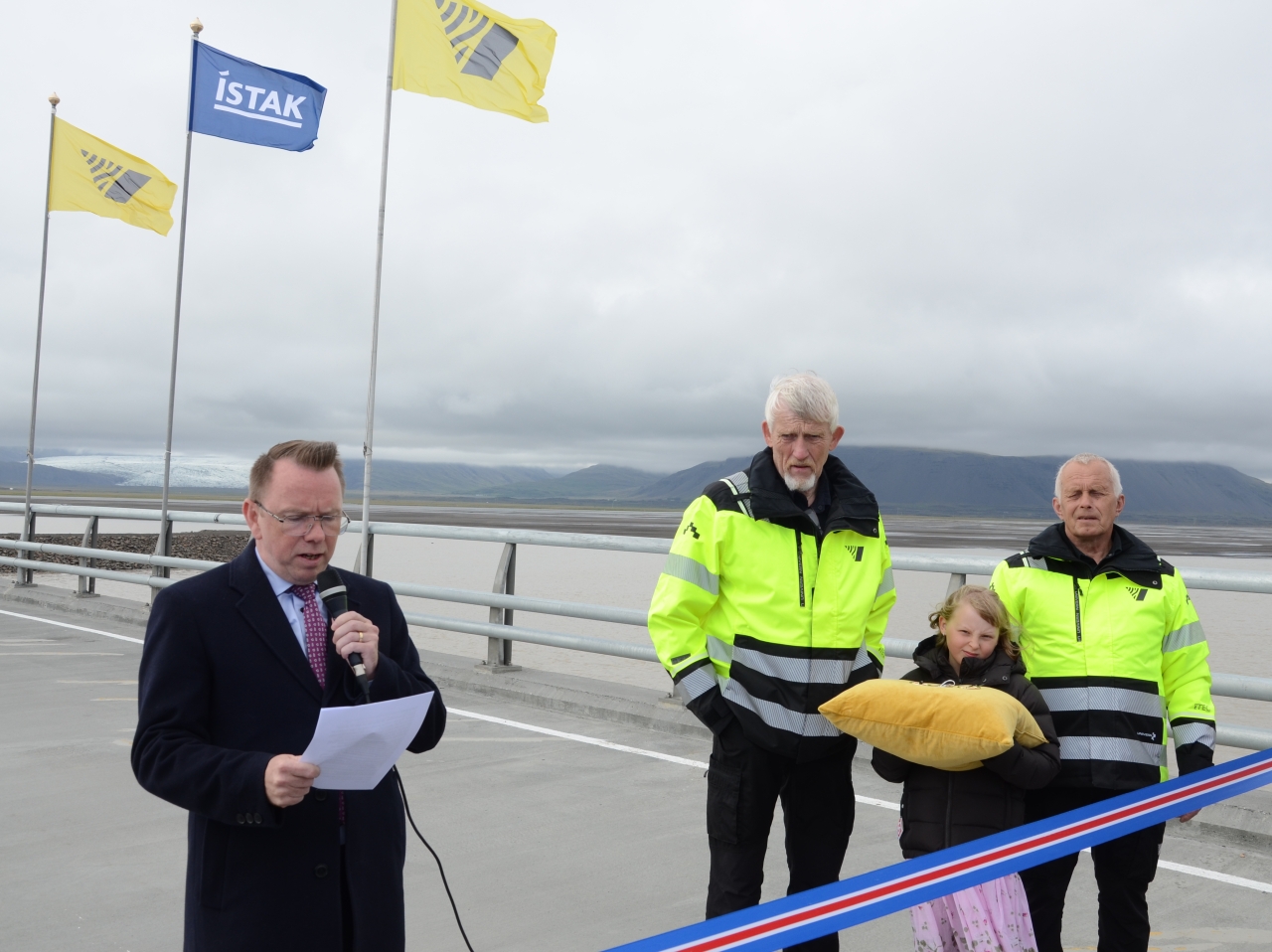 Ráðherra, heiðursmenn og skæravörður