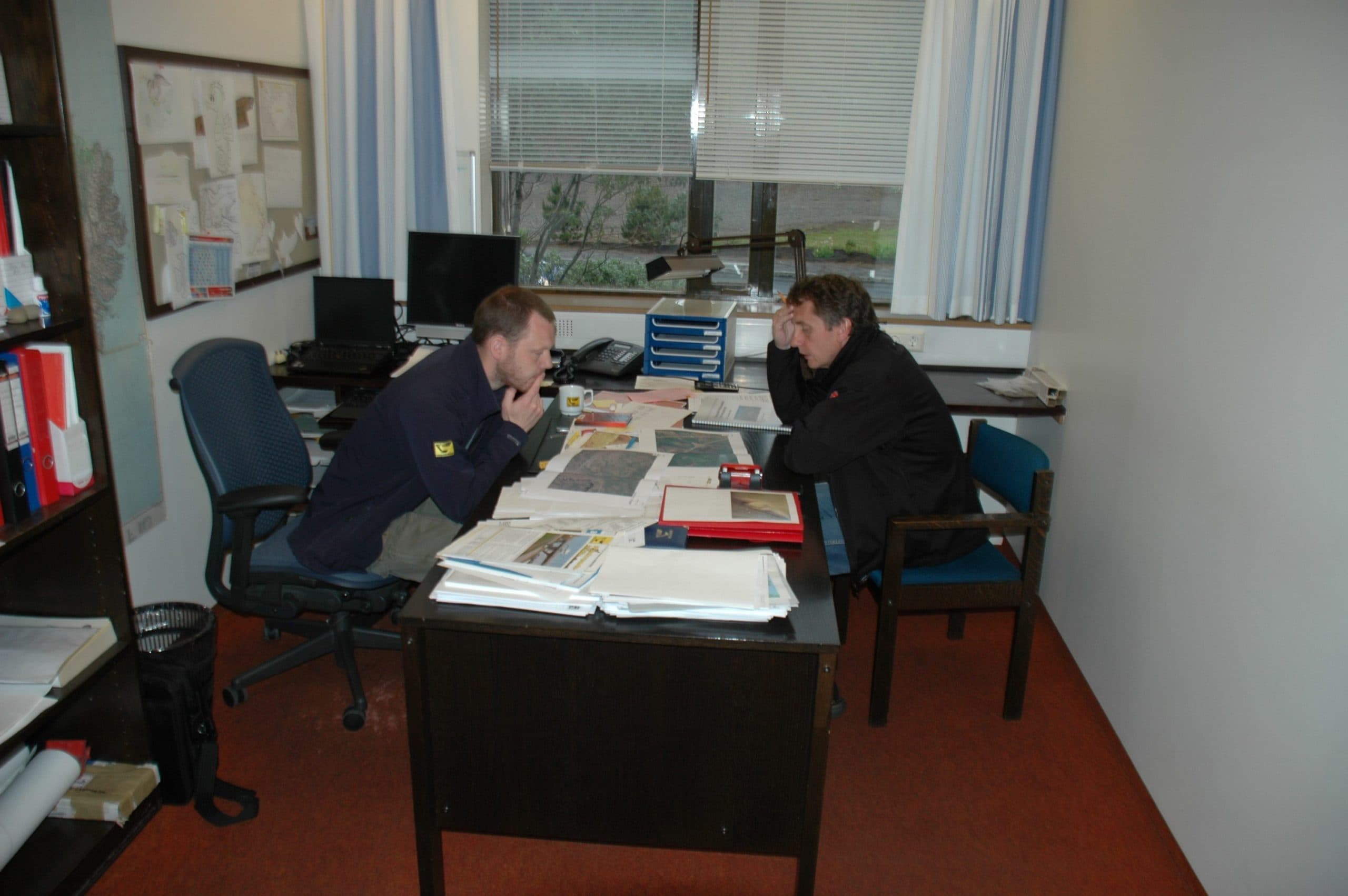 Sveinn rýnir í hönnunargögn með Steinþóri Björnssyni, þjónustustjóra á skrifstofunni á Reyðarfirði árið 2010.