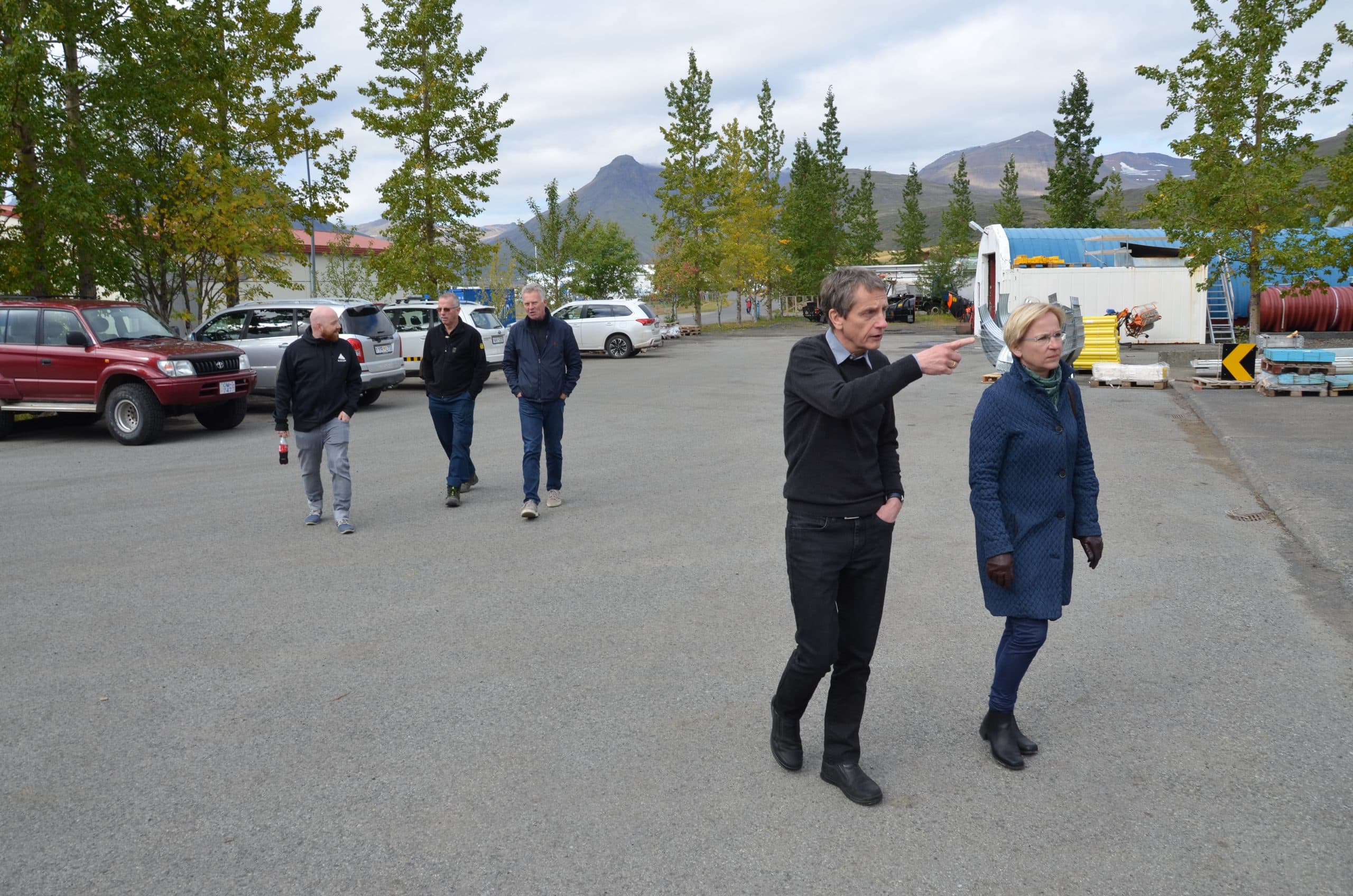 Sveinn sýnir nýjum forstjóra, Bergþóru Þorkelsdóttur, starfsstöðina á Reyðarfirði haustið 2018.