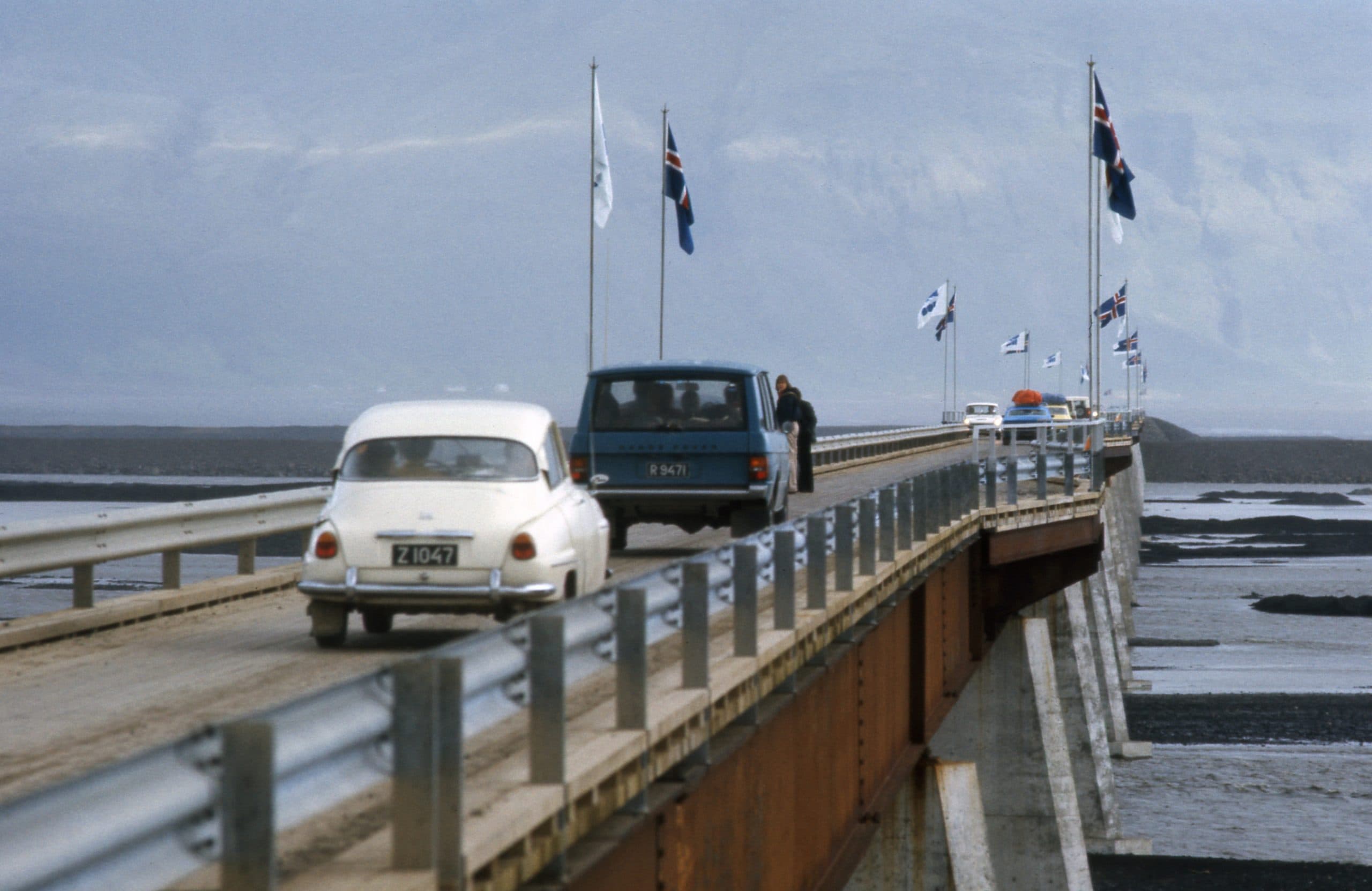 Skeiðarárbrúin var opnuð fyrir umferð árið 1974 og markaði þar með upphaf hringvegar um Ísland.