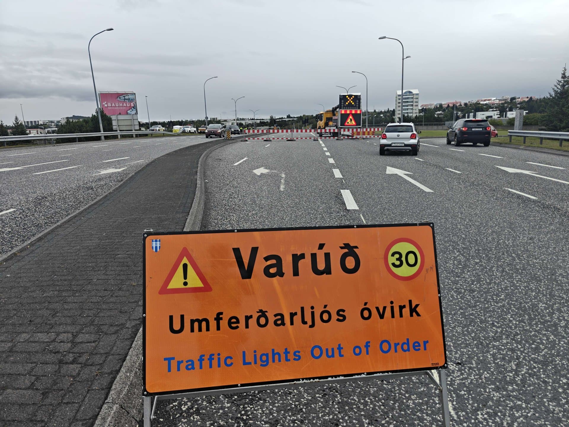 Loka þarf vegna bilunar i umferðarljósum.