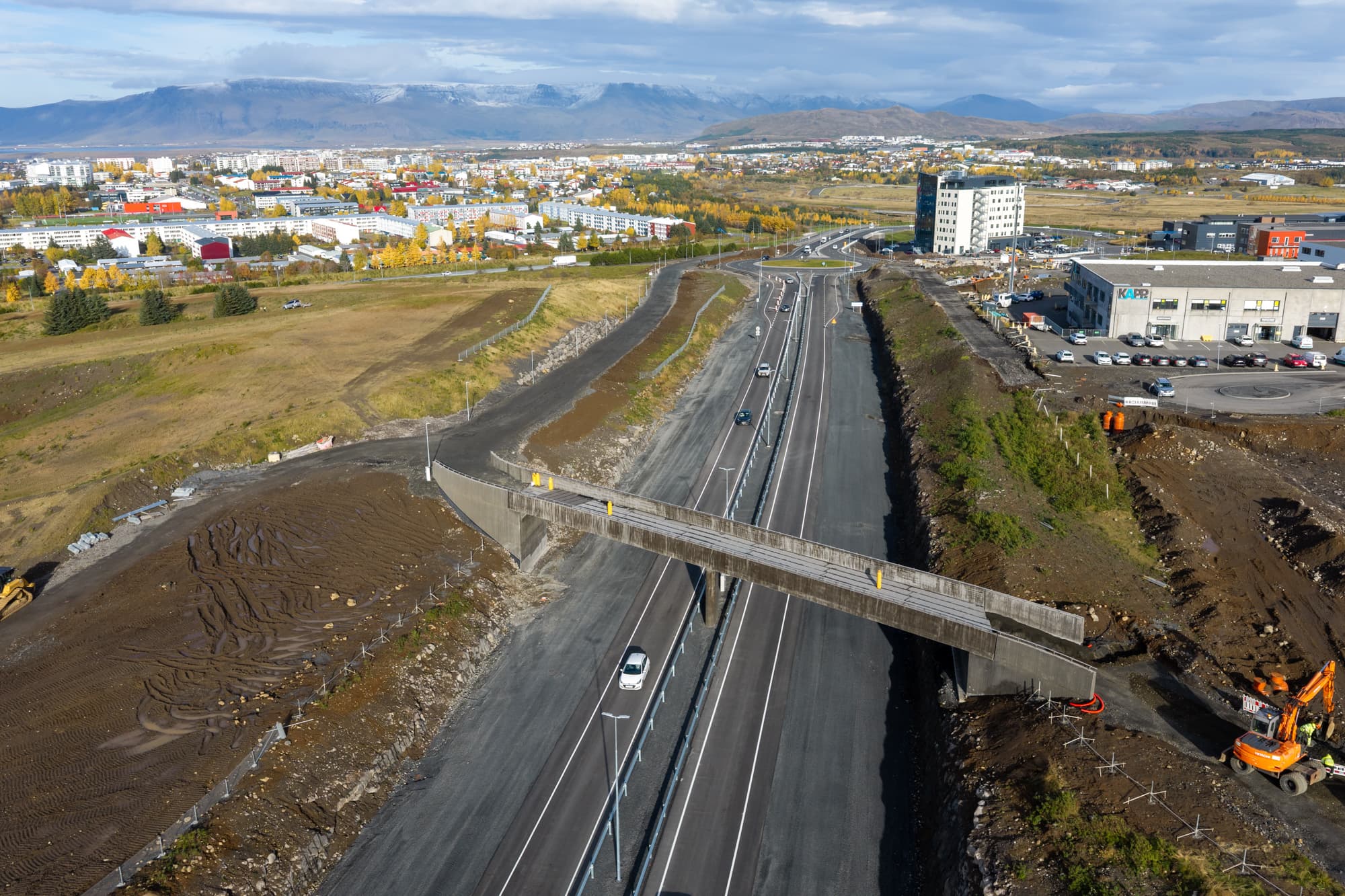 Það styttist í að ný göngu- og hjólabrú verði opnuð.