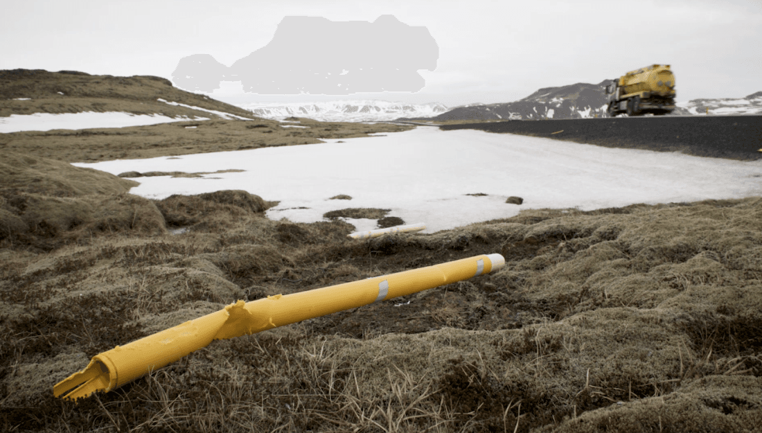 Stikur liggja víða meðfram vegum eftir veturinn.