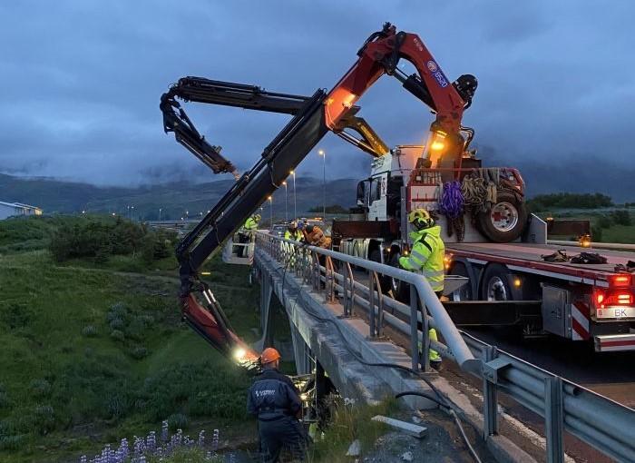 Brúarvinnuflokkur Vegagerðarinnar gerir við brúna yfir Köldukvísl sumarið 2021.
