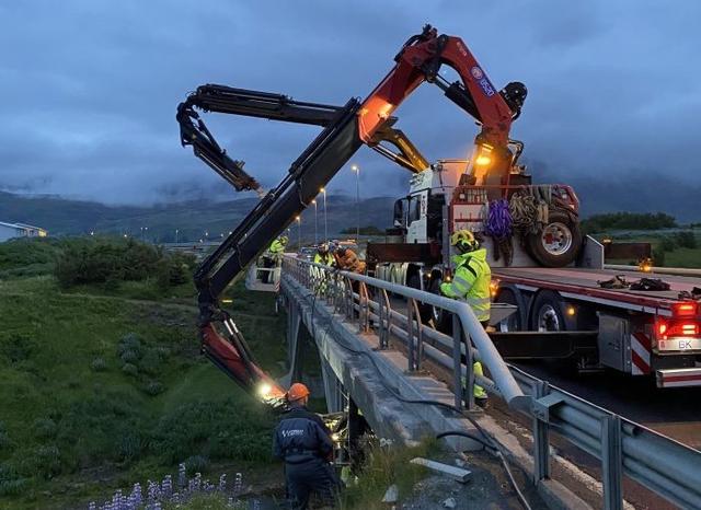 Brúarvinnuflokkur Vegagerðarinnar gerir við brúna yfir Köldukvísl sumarið 2021.
