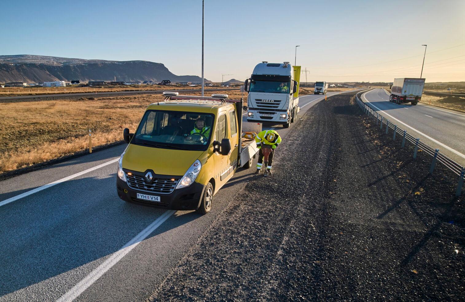 Skipt um stikur á Suðurlandsvegi