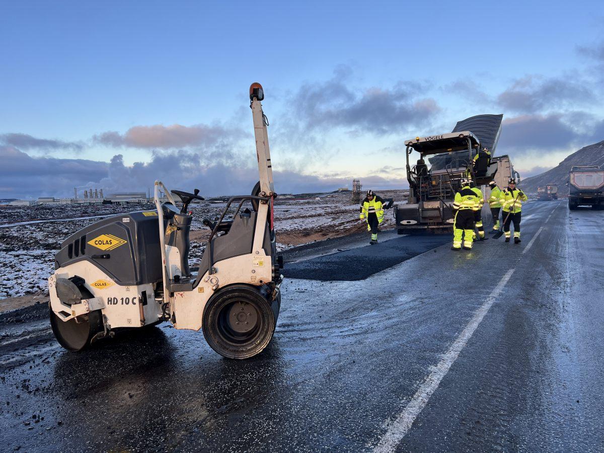 Unnið að viðgerðum á Grindavíkurvegi.