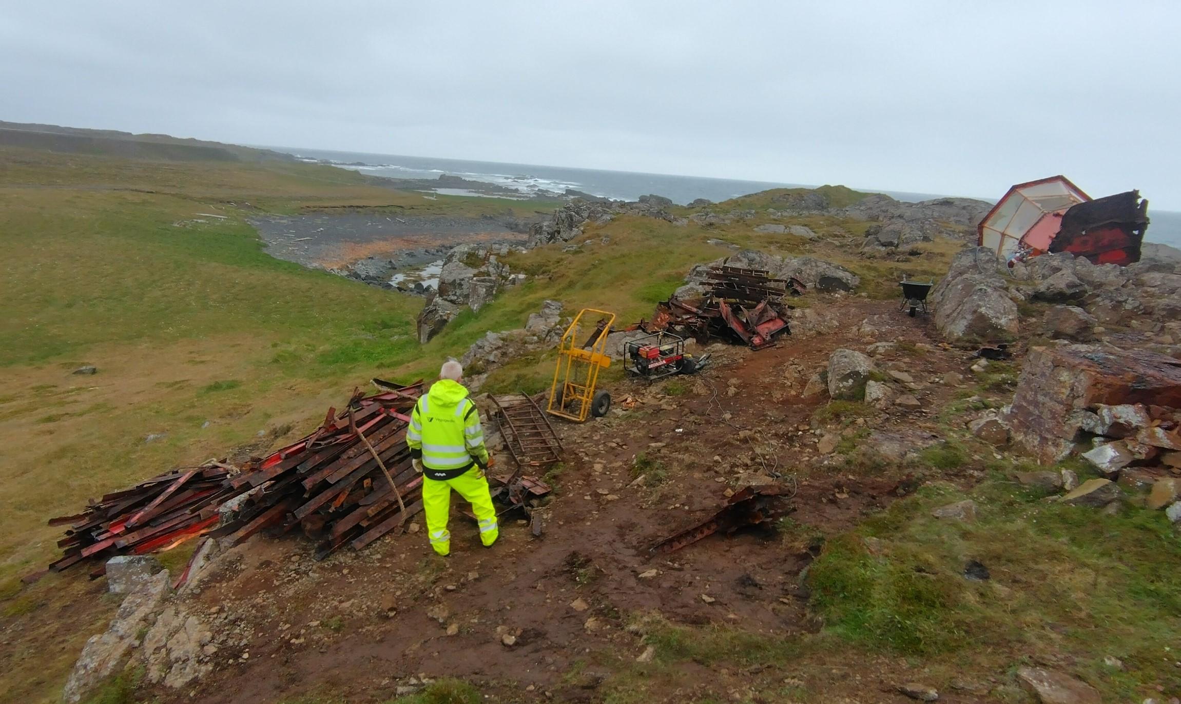 Starfsmenn á vegum Vegagerðarinnar bútuðu stálgrind vitans niður á dögunum til að hægt væri að fjarlægja brakið.