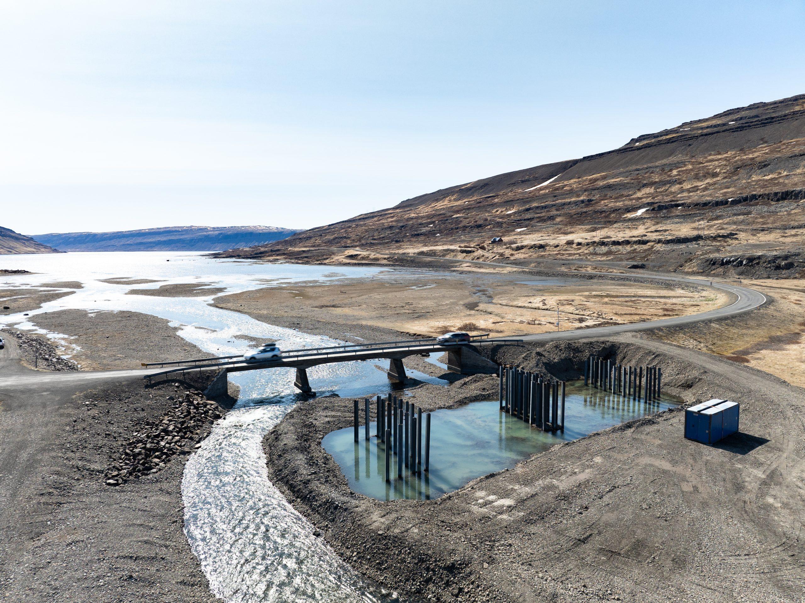Niðurrekstrarstaurar við Skálmardalsá. Framkvæmdum við þá brú mun ljúka á næsta ári. Myndir/Haukur Sigurðsson