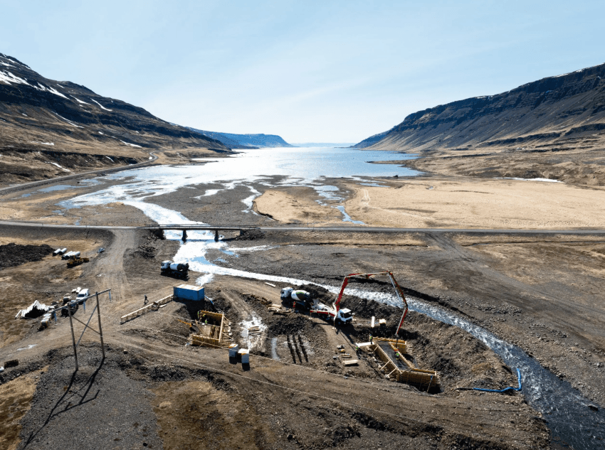 Framkvæmdir yfir Fjarðarhornsá