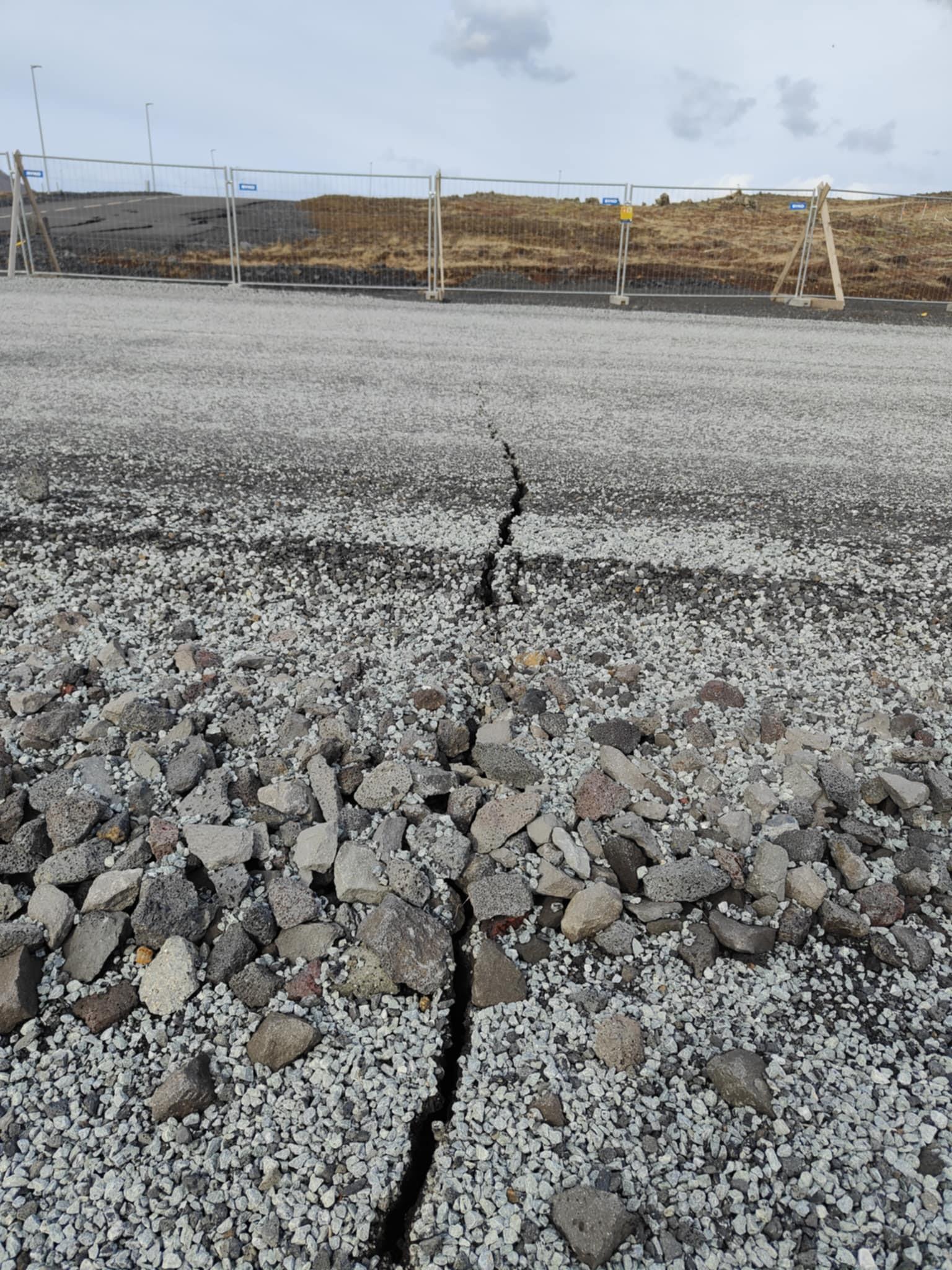 Yfirborðssprungur í Grindavík.
