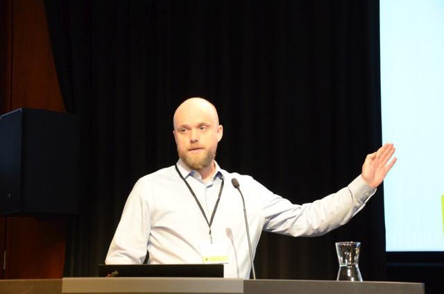 Davíð Guðbergsson hjá VSÓ Ráðgjöf flutti erindið Vinstribeygjur – Slysagreining. Áhrif á mismunandi útfærslu varinna vinstribeygjufasa á ljósastýrðum gatnamótum höfuðborgarsvæðisins.
