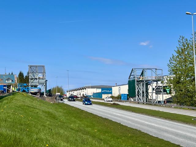Áformað er að hífa nýja göngu- og hjólabrú upp í heilu lagi á Sæbraut. 
