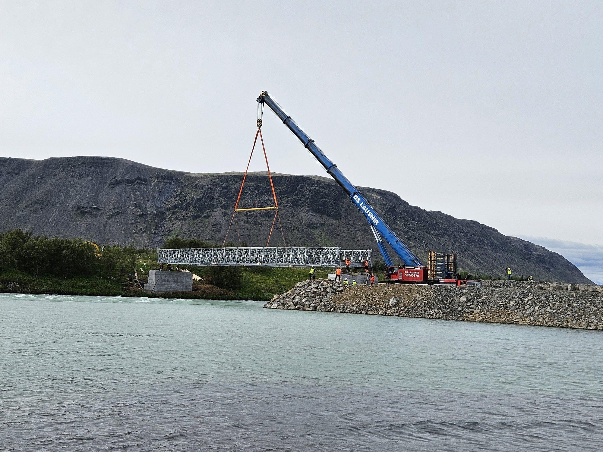 Bráðabirgðabrúin hífð á stöpla sína. 