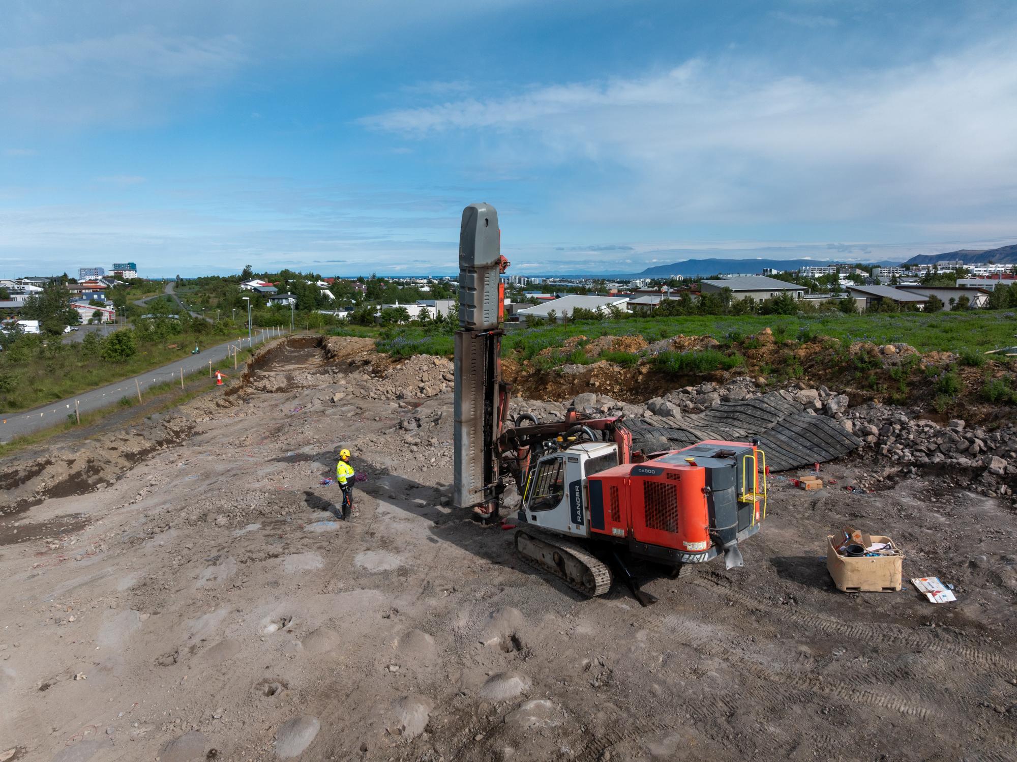 Sprengt fyrir nýjum undirgöngum undir Arnarvesveg. Öllum sprengingum í verkinu á að vera lokið fyrir lok júlímánaðar.