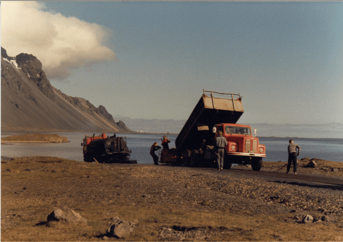 Frá fyrstu árum klæðinga, verið að leggja skammt austan við Höfn.
