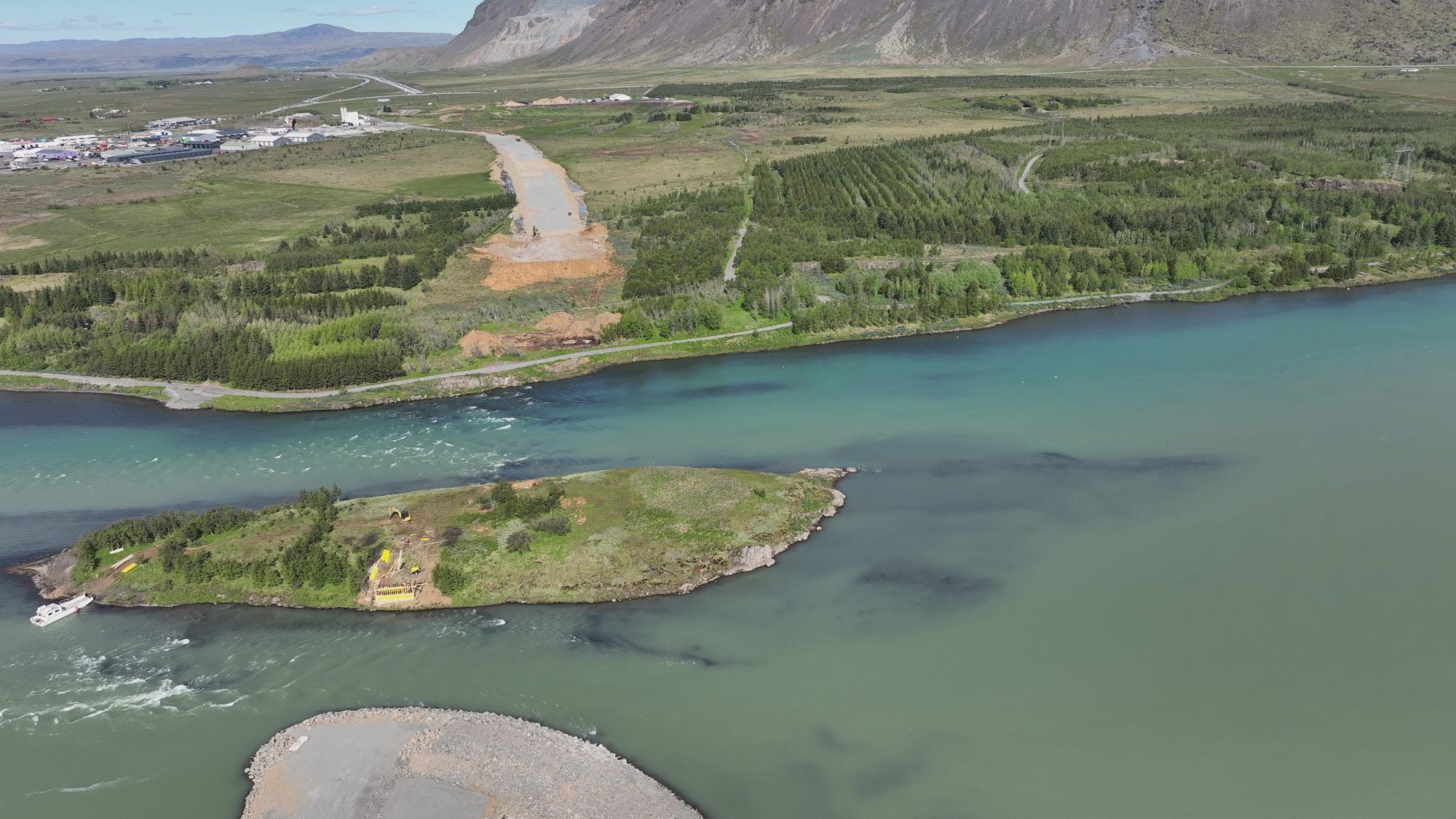 Horft yfir vegstæðið yfir Efri Laugardælaeyju í átt að Hveragerði.