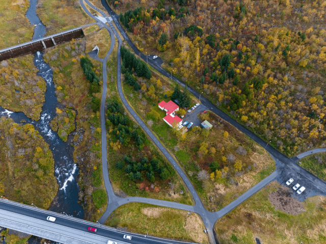 loftmynd af húsi og umferð 