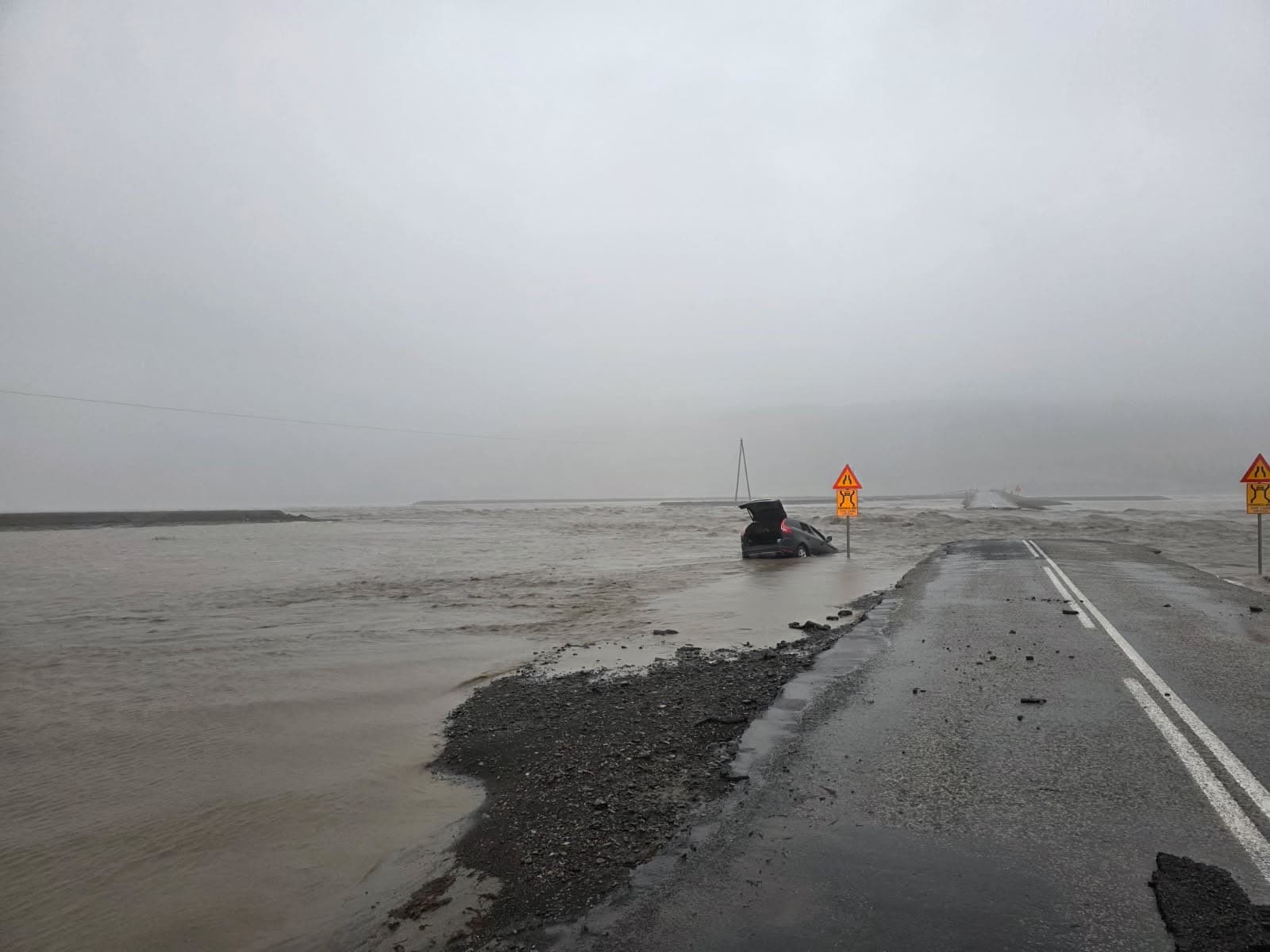 Hringvegur í sundur vestan Jökulsár í Lóni 26.9.2025
