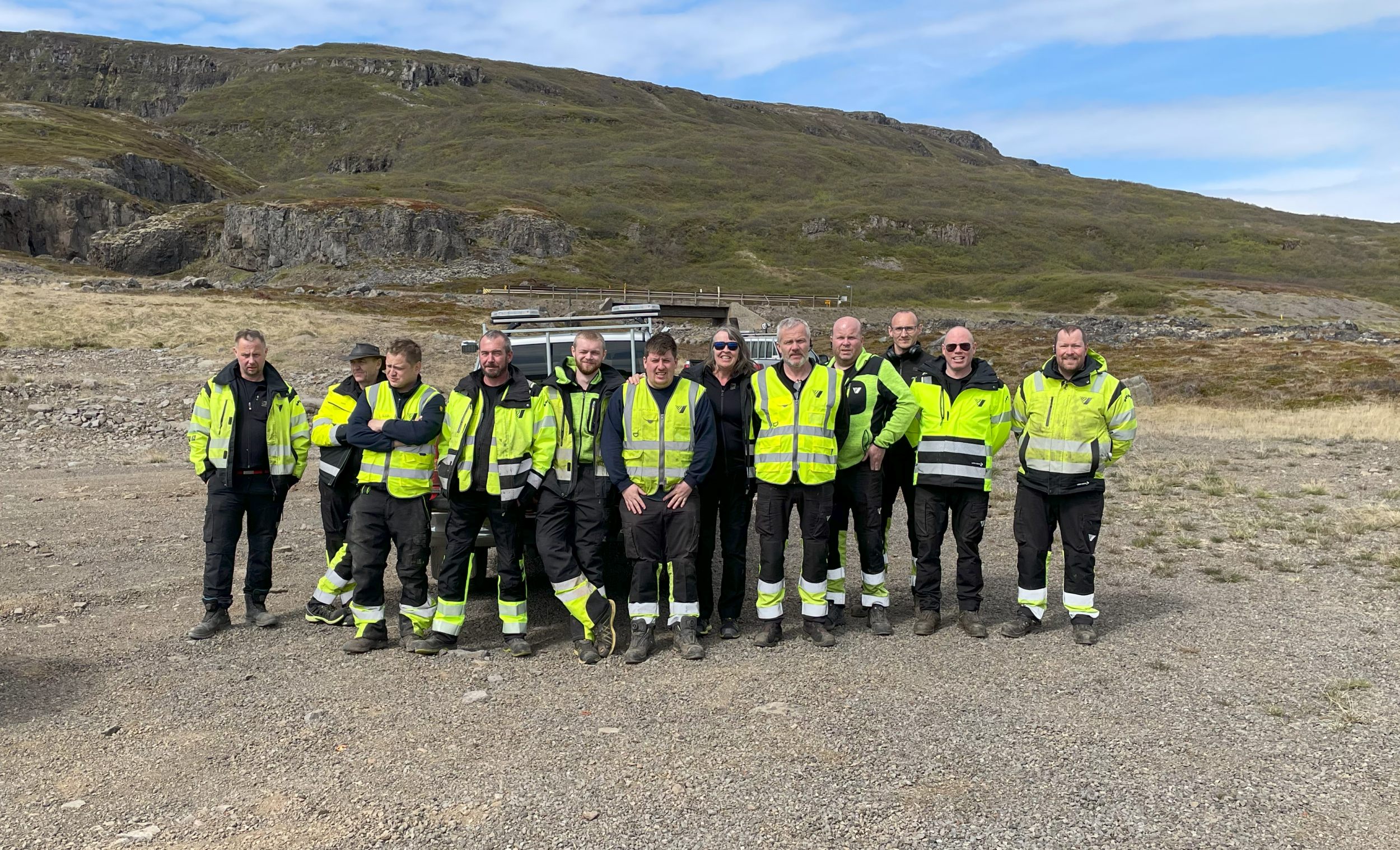 Hluti þátttakenda á veghefilstjóranámskeiði 2024, í Mjóafirði á Vestfjörðum. Hafdís fyrir miðju.