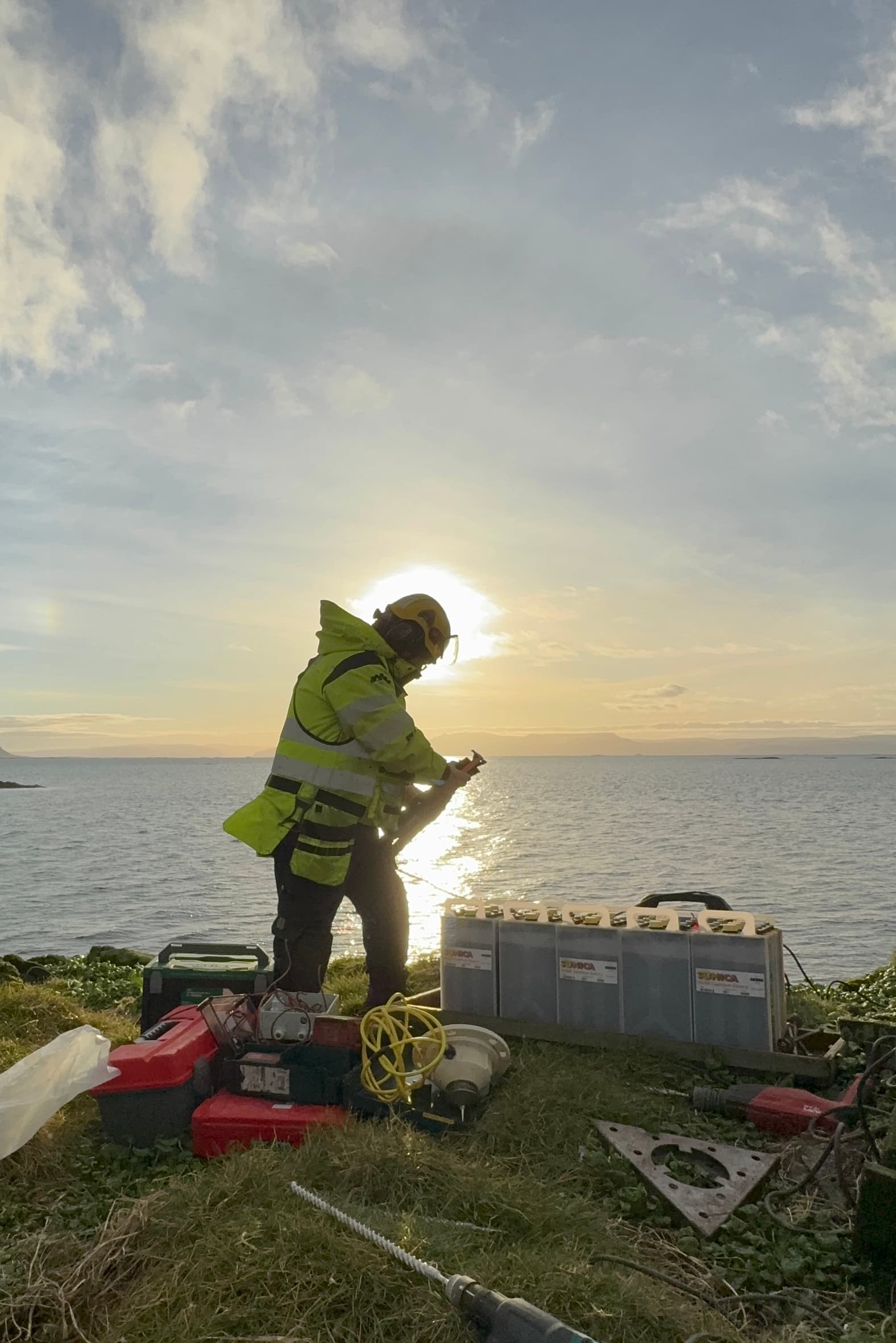 Flytja þurfti tækjabúnað út í Skarfaklett.