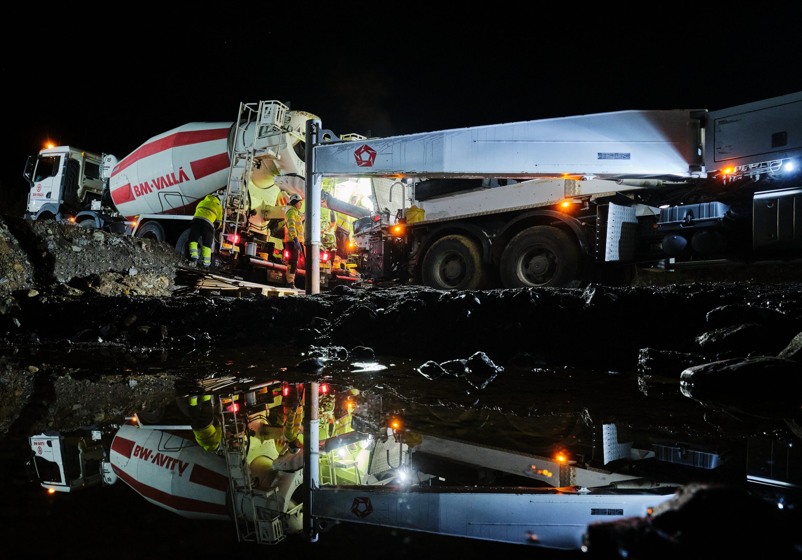 Fegurðin leynist víða, til dæmis í þessari speglun steypubíls í vatni. Mynd. Anton Brink