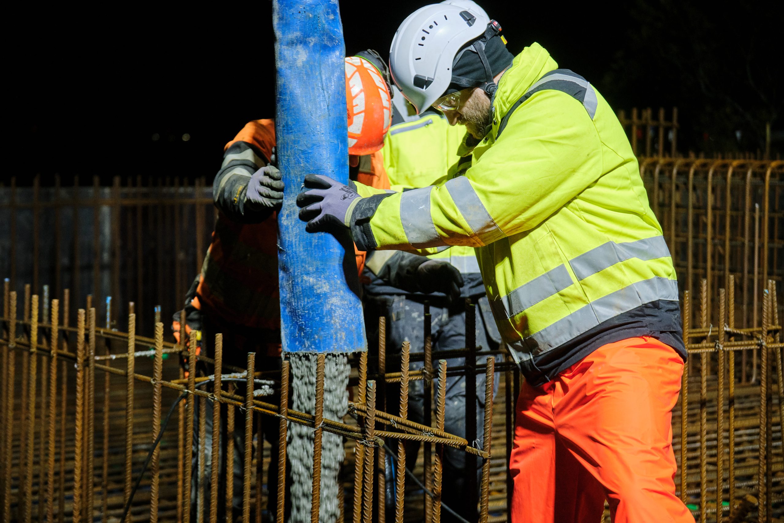 Fyrsta steypuvinnan fór fram aðfaranótt fimmtudags við nýja brú yfir ölfusá.