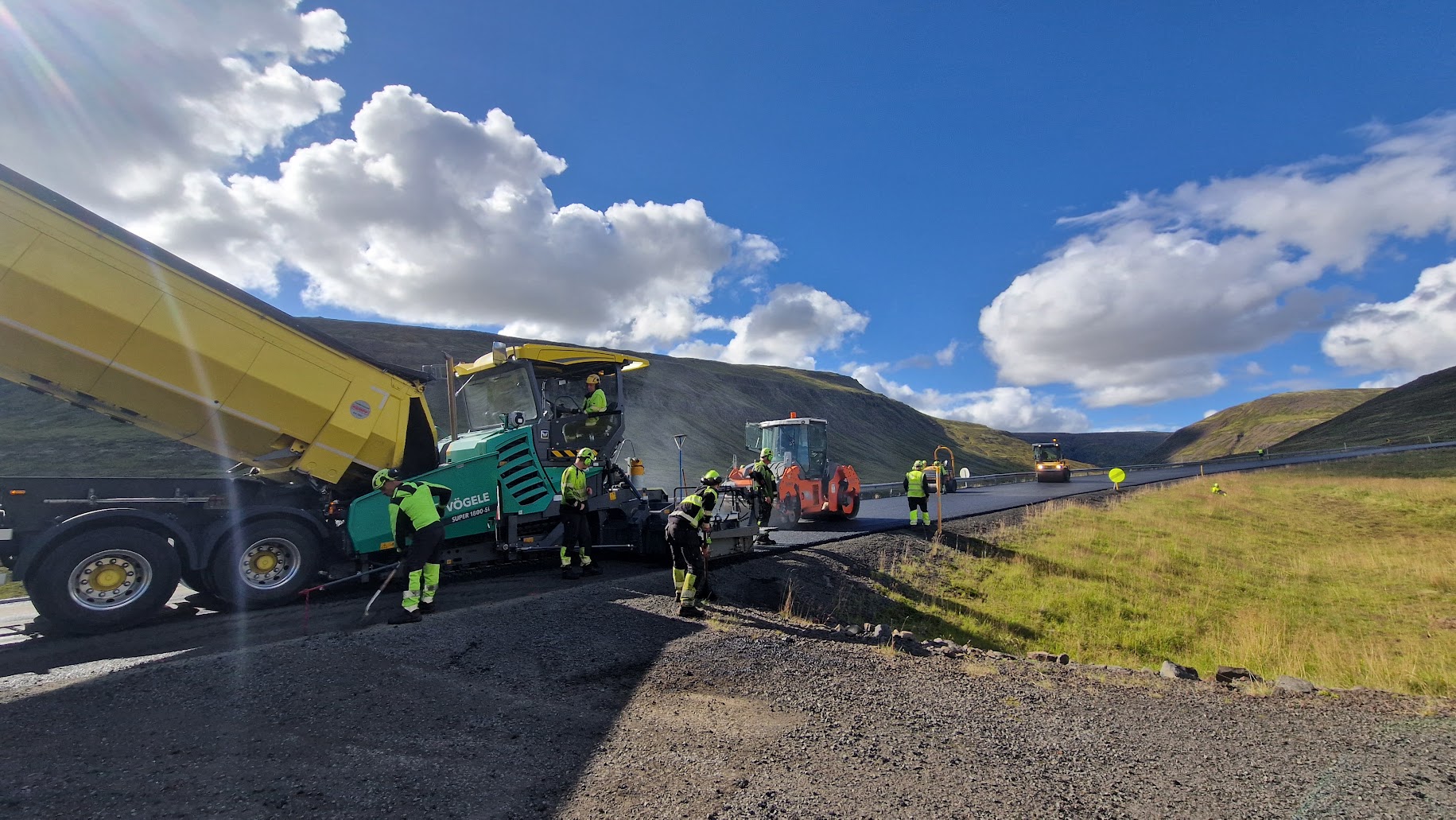 Vestfjarðavegur (60) um Bröttubrekku var malbikaður í sumar. Mynd: Malbikunarstöðin Höfði