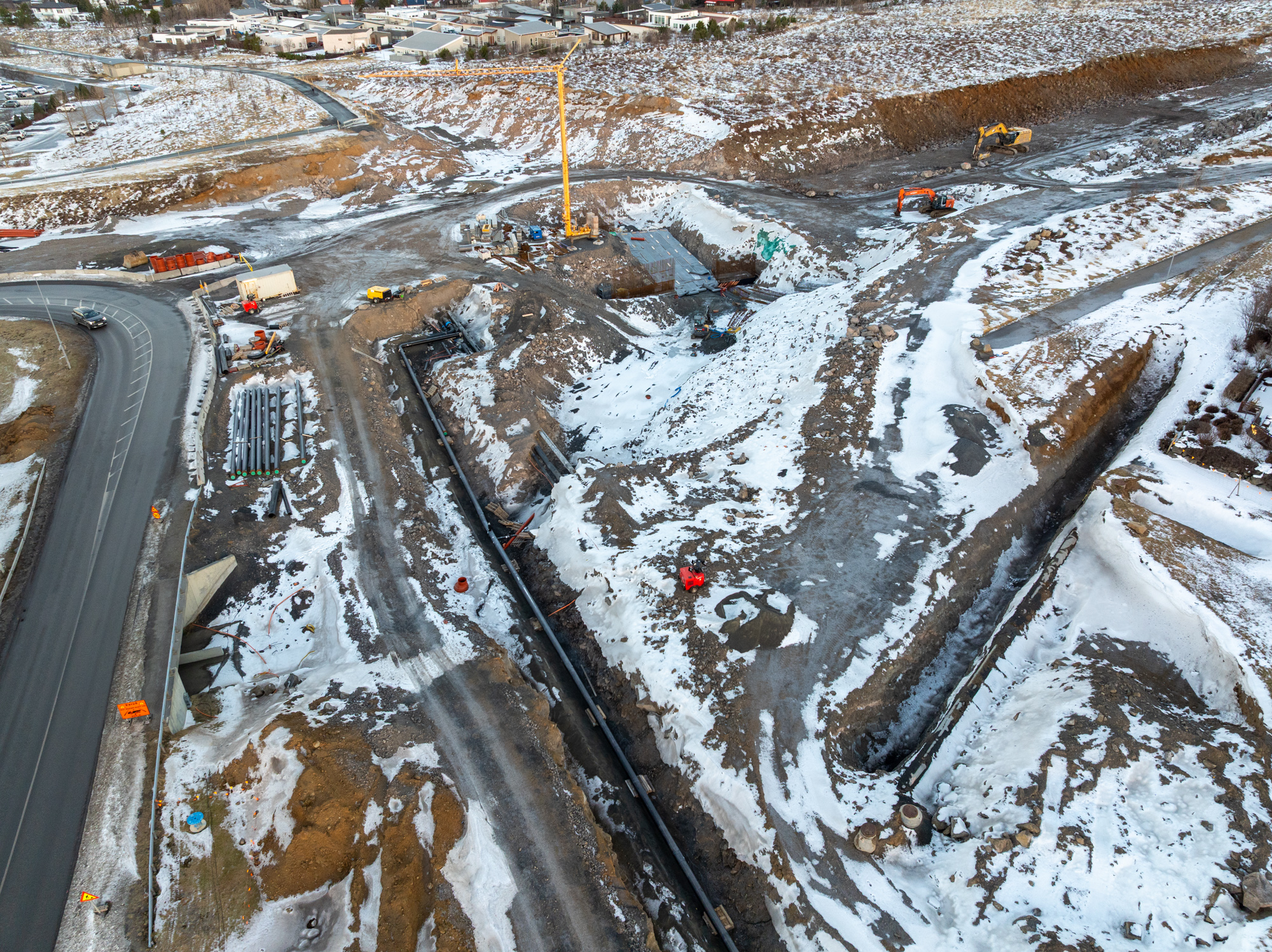  Á Arnarnesvegi milli Breiðholtsbrautar og Rjúpnavegs er unnið við fyllingar og frágang ofanvatnslagna. 