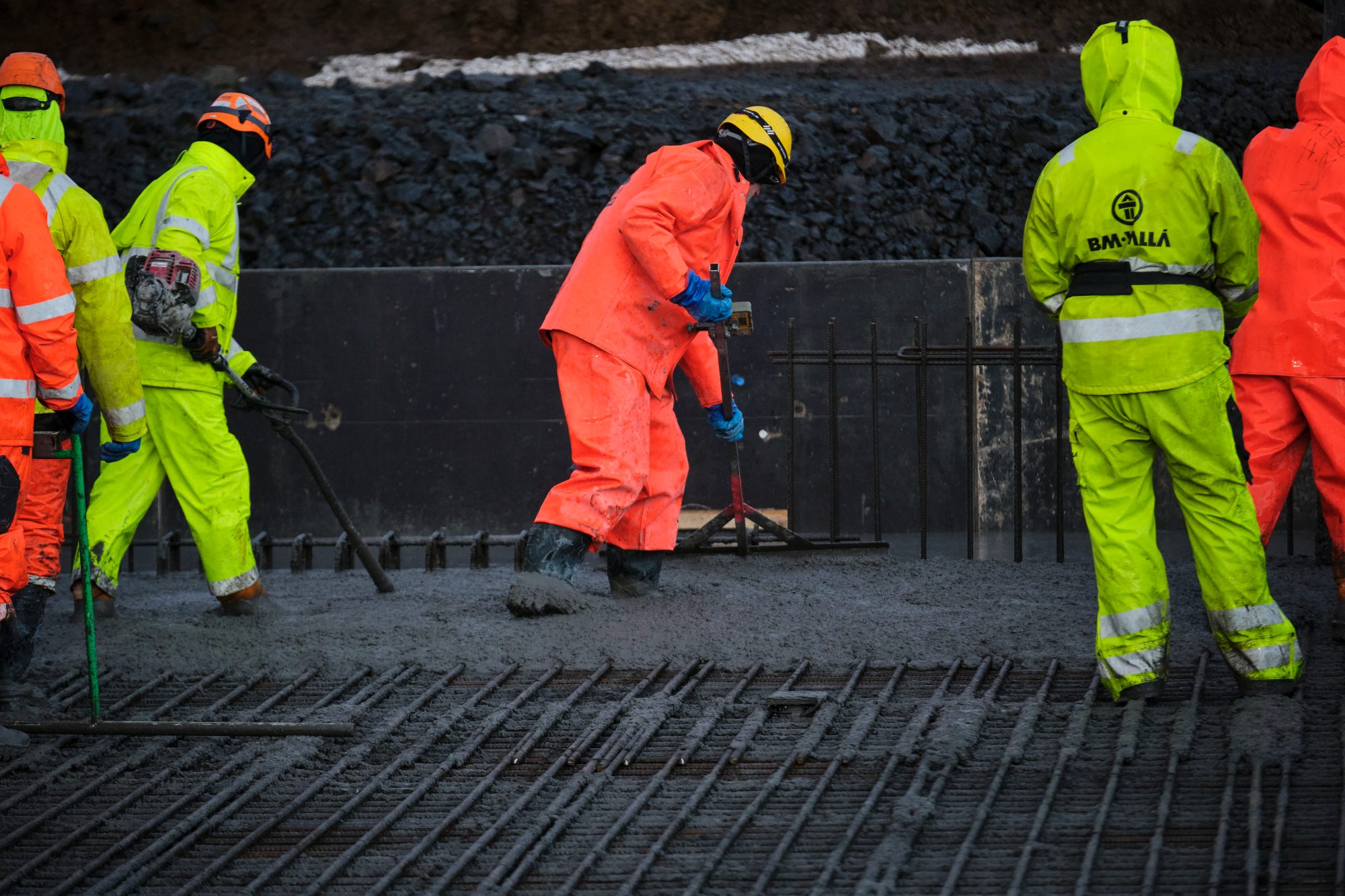 Steypuframkvæmdir við landstöpul brúarinnar austan við Ölfusá.