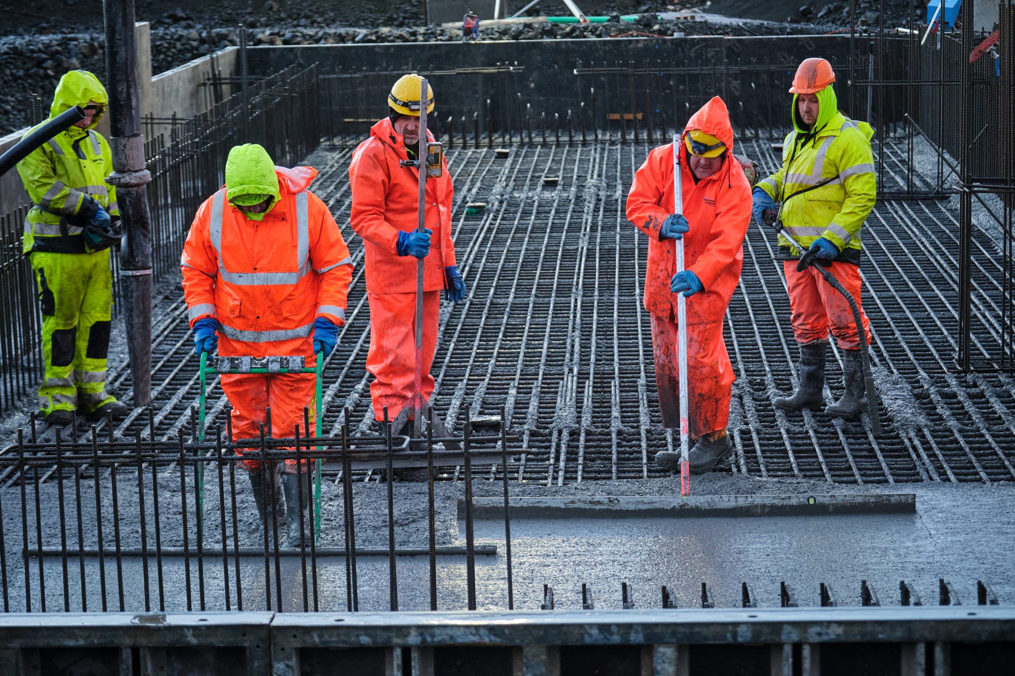 Steypuframkvæmdir við landstöpul brúarinnar austan við Ölfusá.