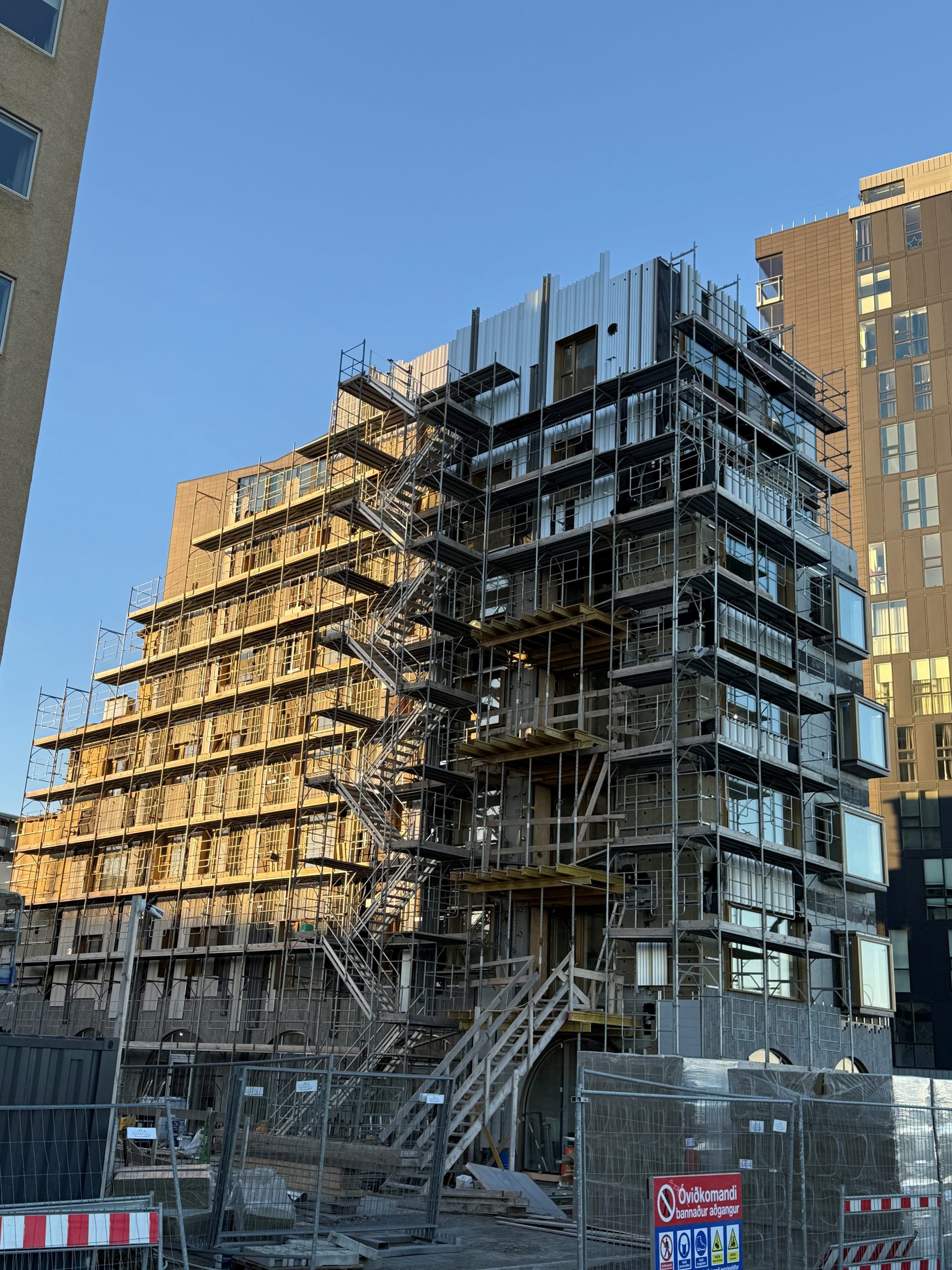 Hér sést hvar byrjað er að raða vegriðunum utan á húsið að Klapparstíg 1. 