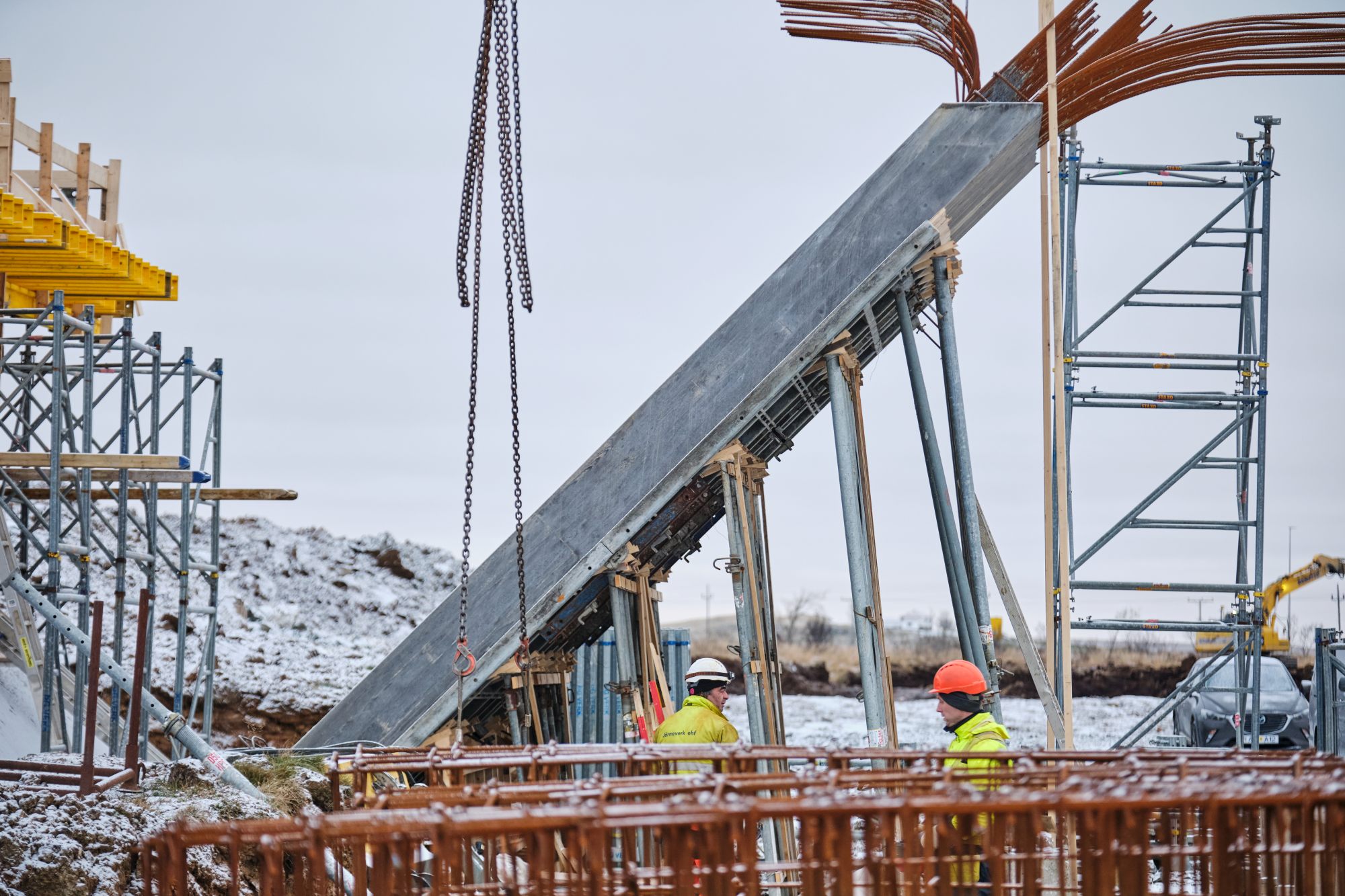 Austan við Selfoss er unnið að byggingu brúar sem reist verður yfir nýjan hluta Hringvegar. 