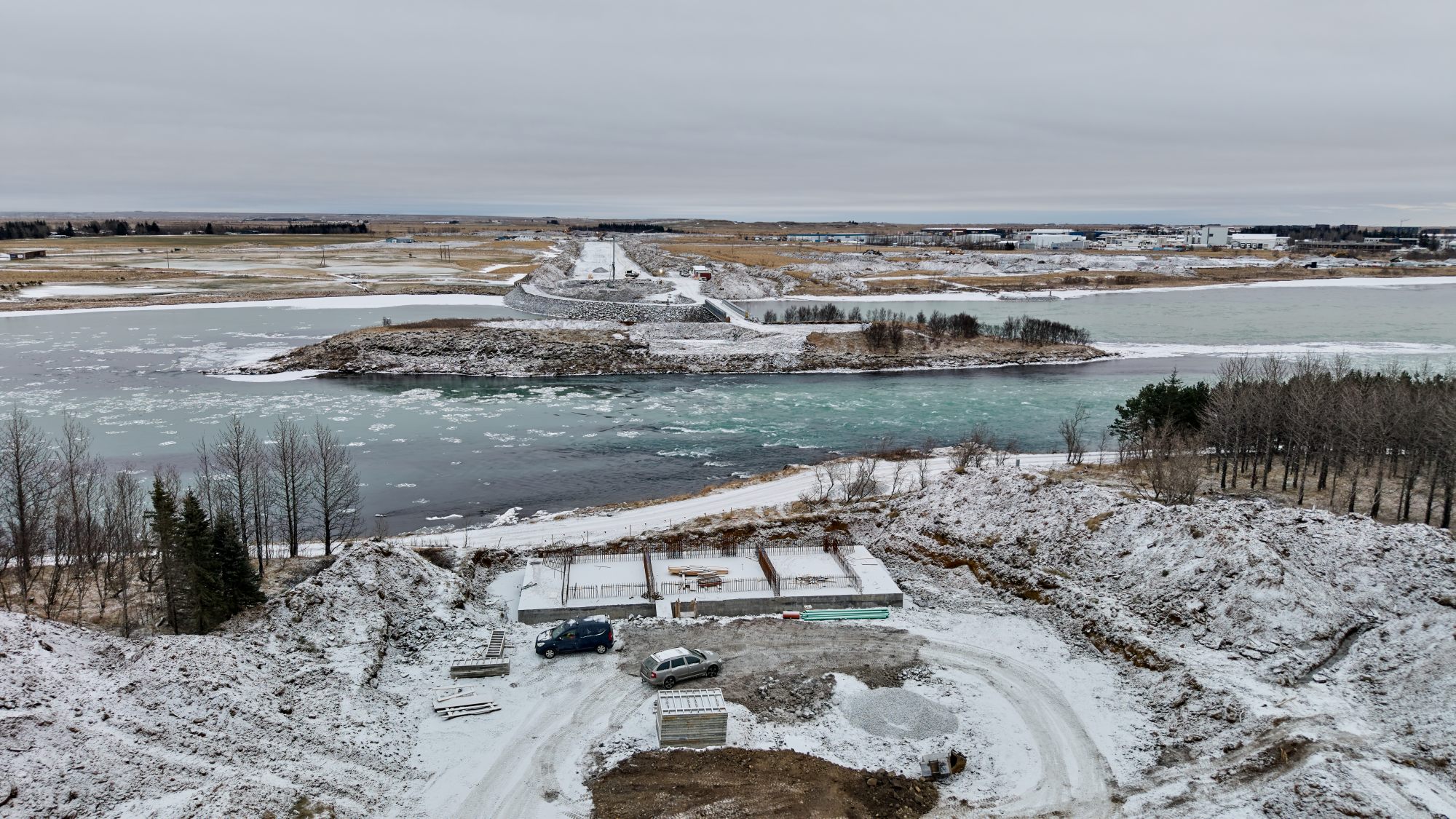 Horft yfir brúarstæðið til austurs. 