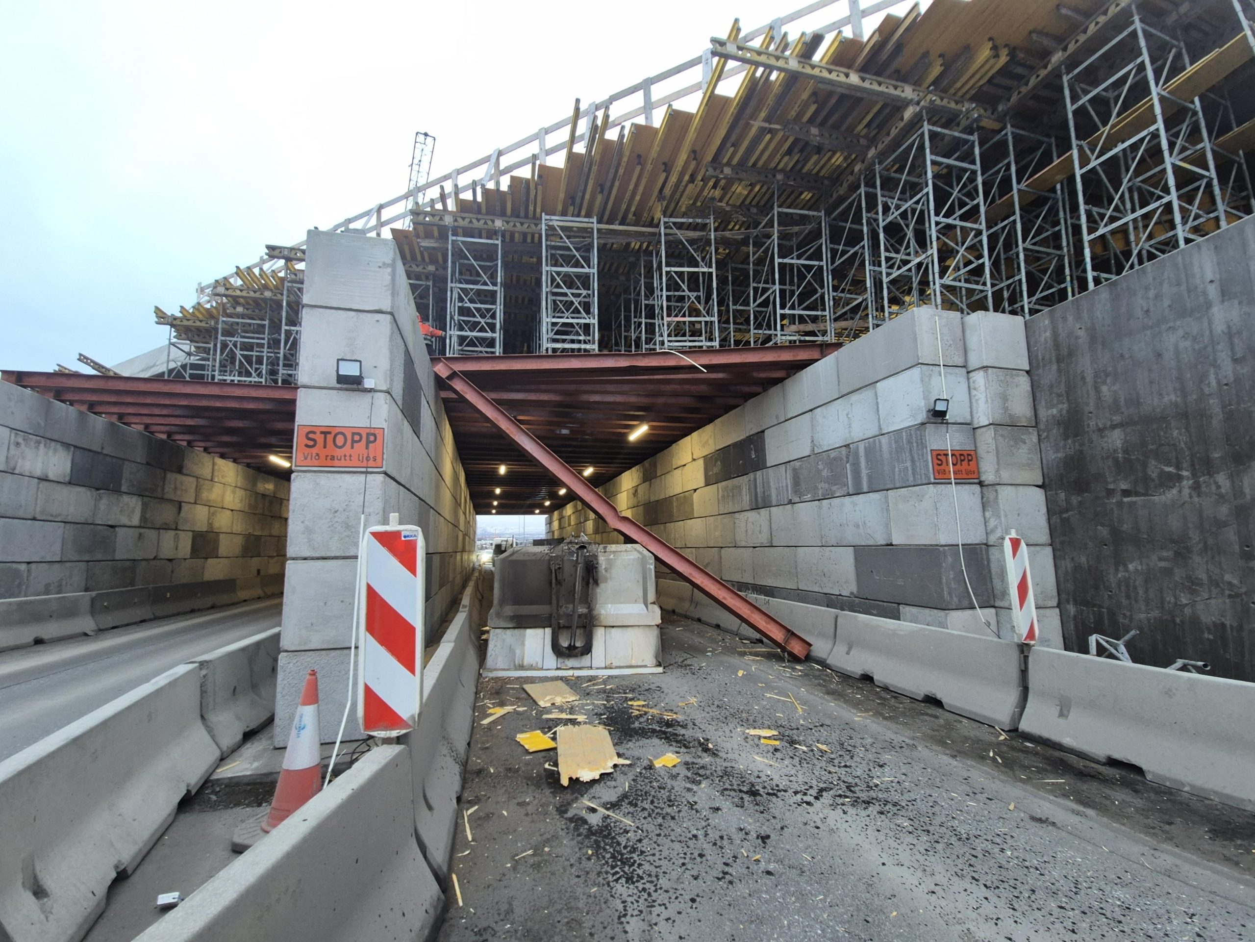 Pallurinn fór af bílnum og endaði undir brúnni.