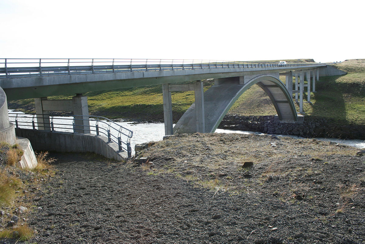 Þjórsárbrú með nýjum og öruggari vegriðum. 