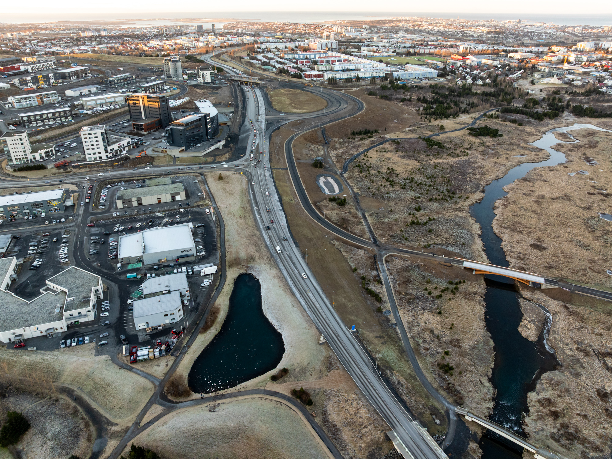 Brúin yfir Dimmu tengist inn á göngu-og hjólastíga.