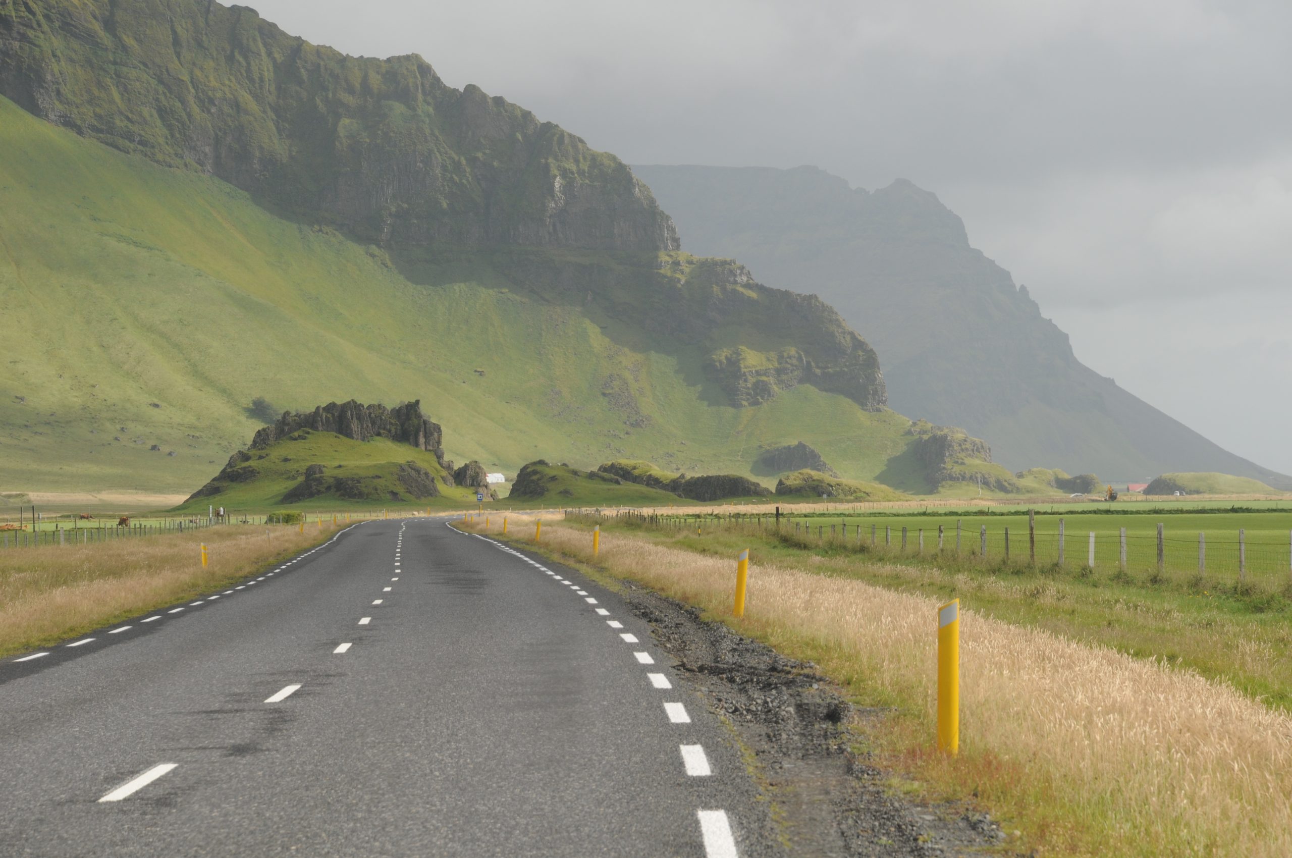 Hringvegur undir Eyjafjöllum. Í fjarska sést Holtsnúpur.