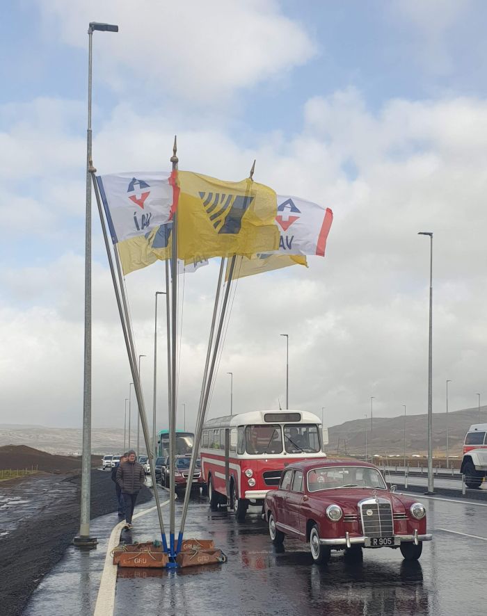 Fánar Vegagerðarinnar og verktakanna blakta
