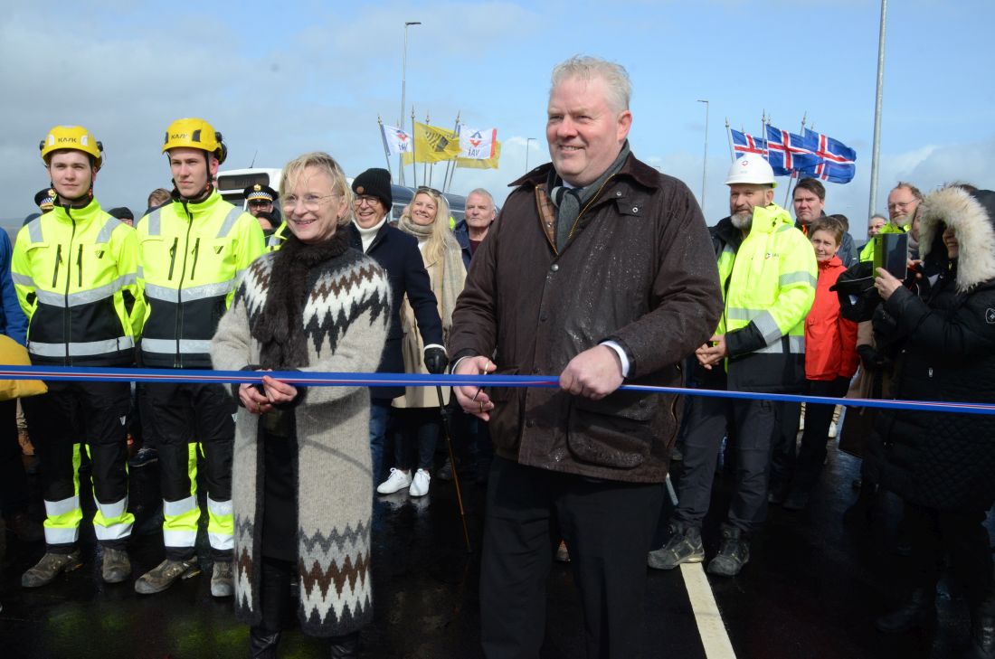 Sólin skein loks á gesti þegar skærin voru munduð til að klippa á borða í tilefni af þessum merku tímamótum.
Mynd 1 af 10