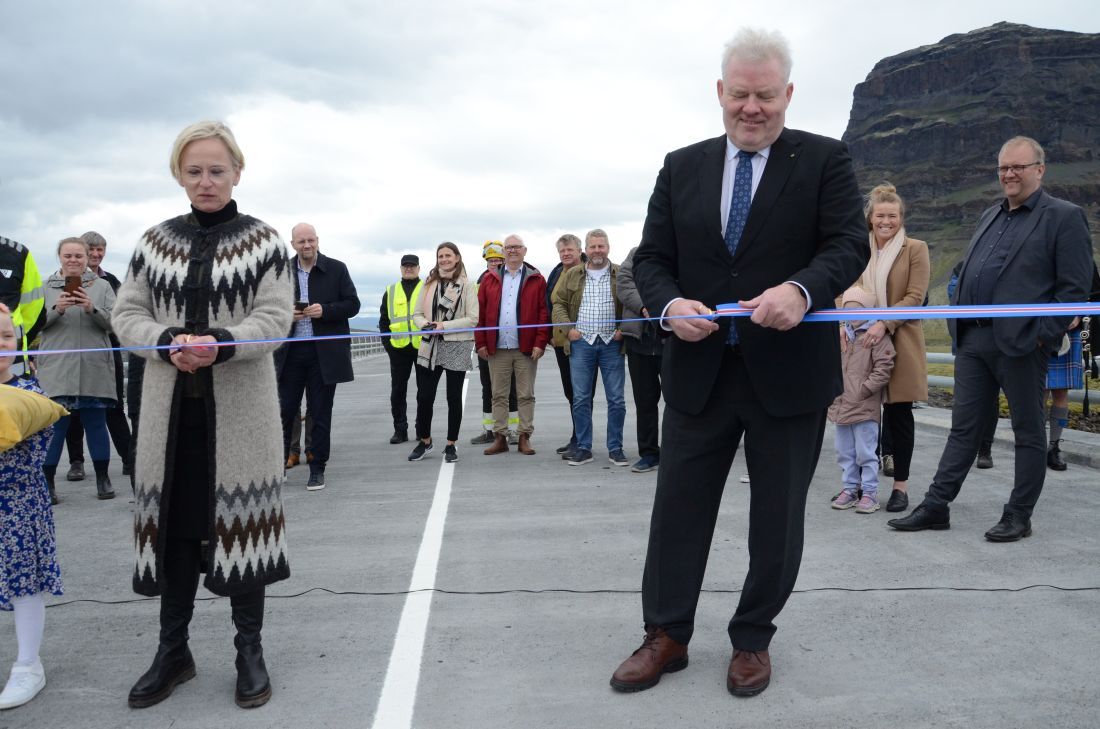 Bergþóra Þorkelsdóttir og Sigurður Ingi klippa á borða við opnun brúarinnar.