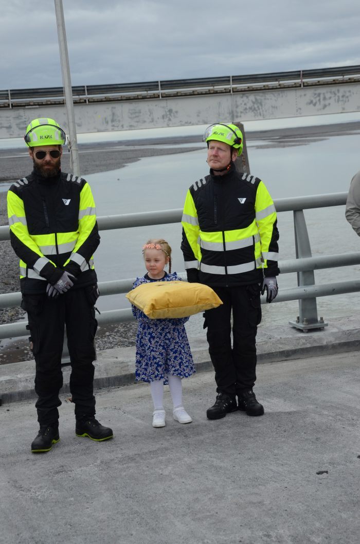 Heiðursmenn og skæravörður. Guðmundur Kristján Ragnarsson og Brian R. Haroldsson og Heiðbjört Harpa Björnsdóttir 5 ára