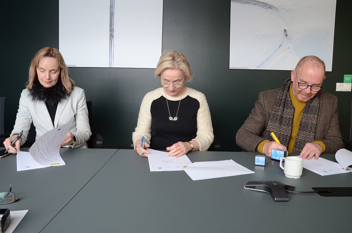 Jóhanna B. Hansen, Bergþóra Þorkelsdóttir og Andrés Sigurðsson skrifa undir verksamning