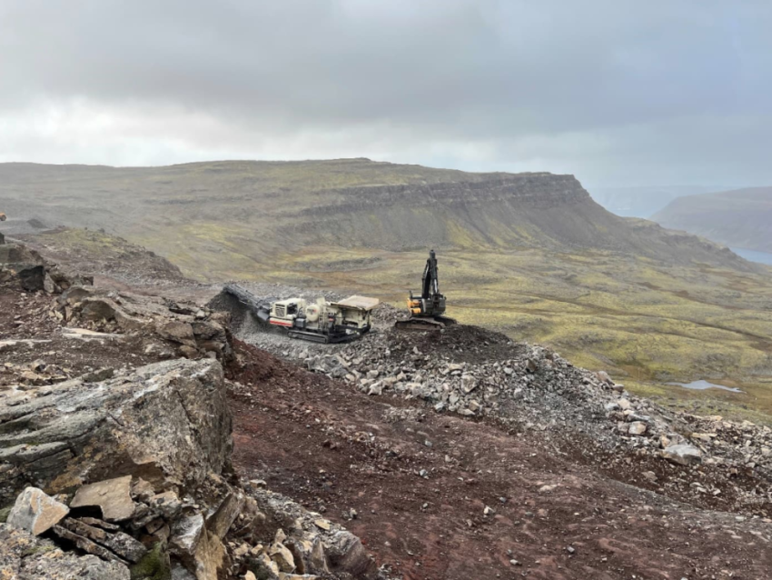 Unnið að mölun á styrktarlagi við Botnshest á Dynjandisheiði síðastliðið haust.