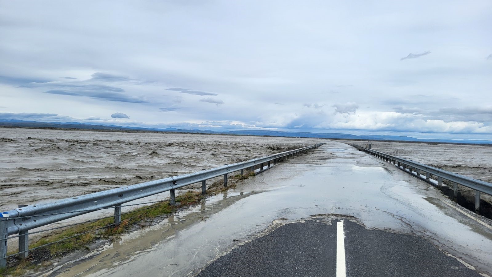 Vatnselgur flæðir yfir brúna yfir Skálm og búið er að loka Hringveginum.