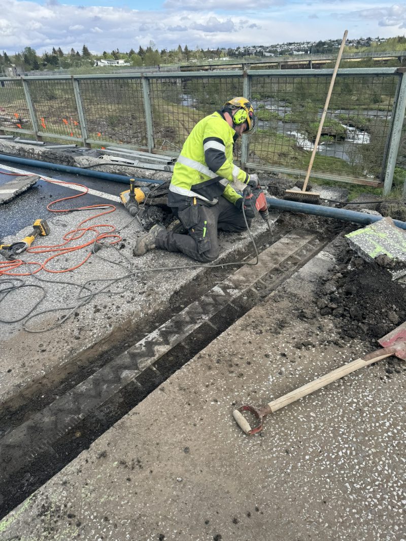 Búið er að brjóta og fjarlægja lélega steypu.