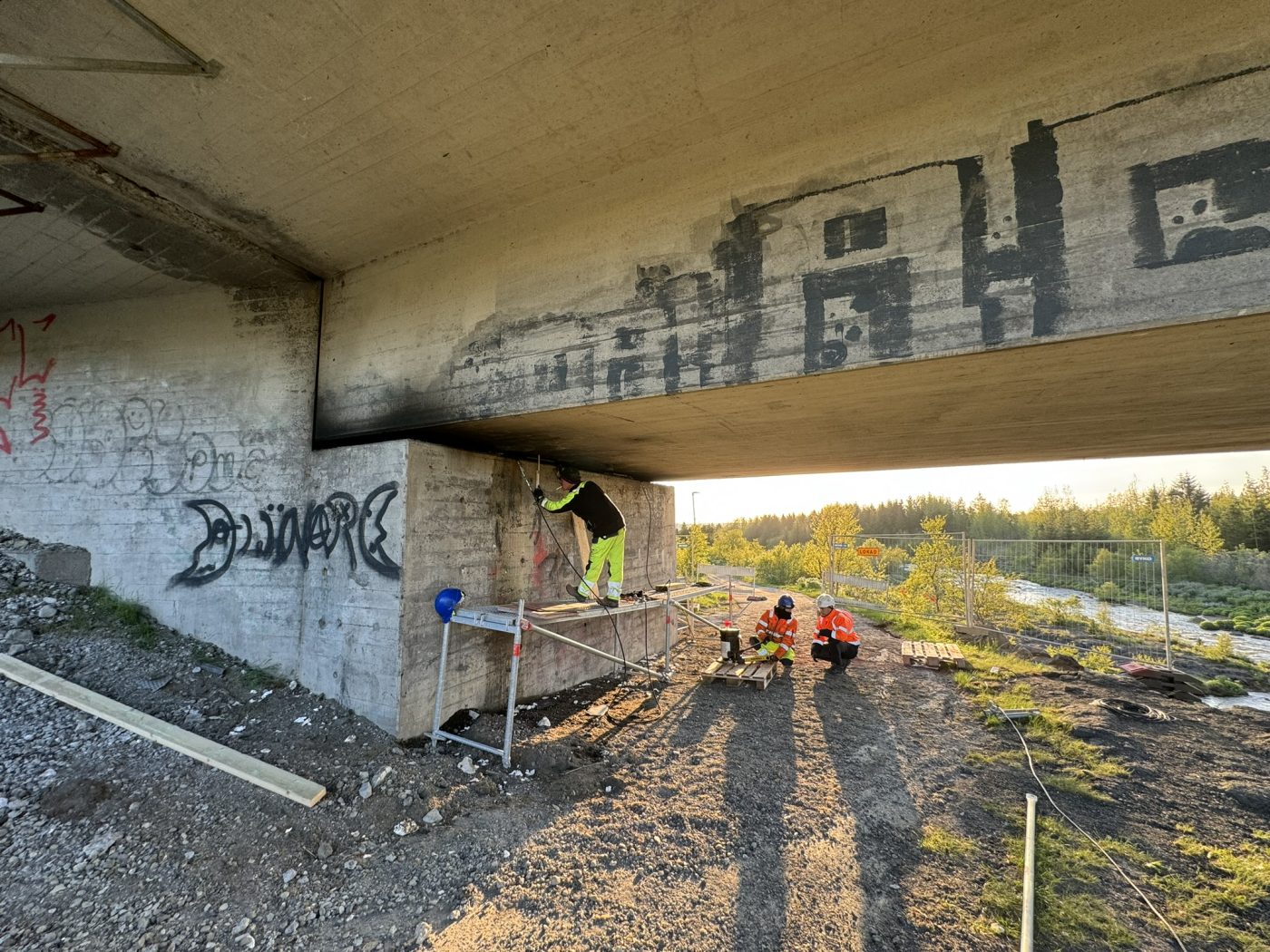 Búið er að lyfta brúnni upp og skipta um legur á báðum landstöplum og laga í kringum þær.